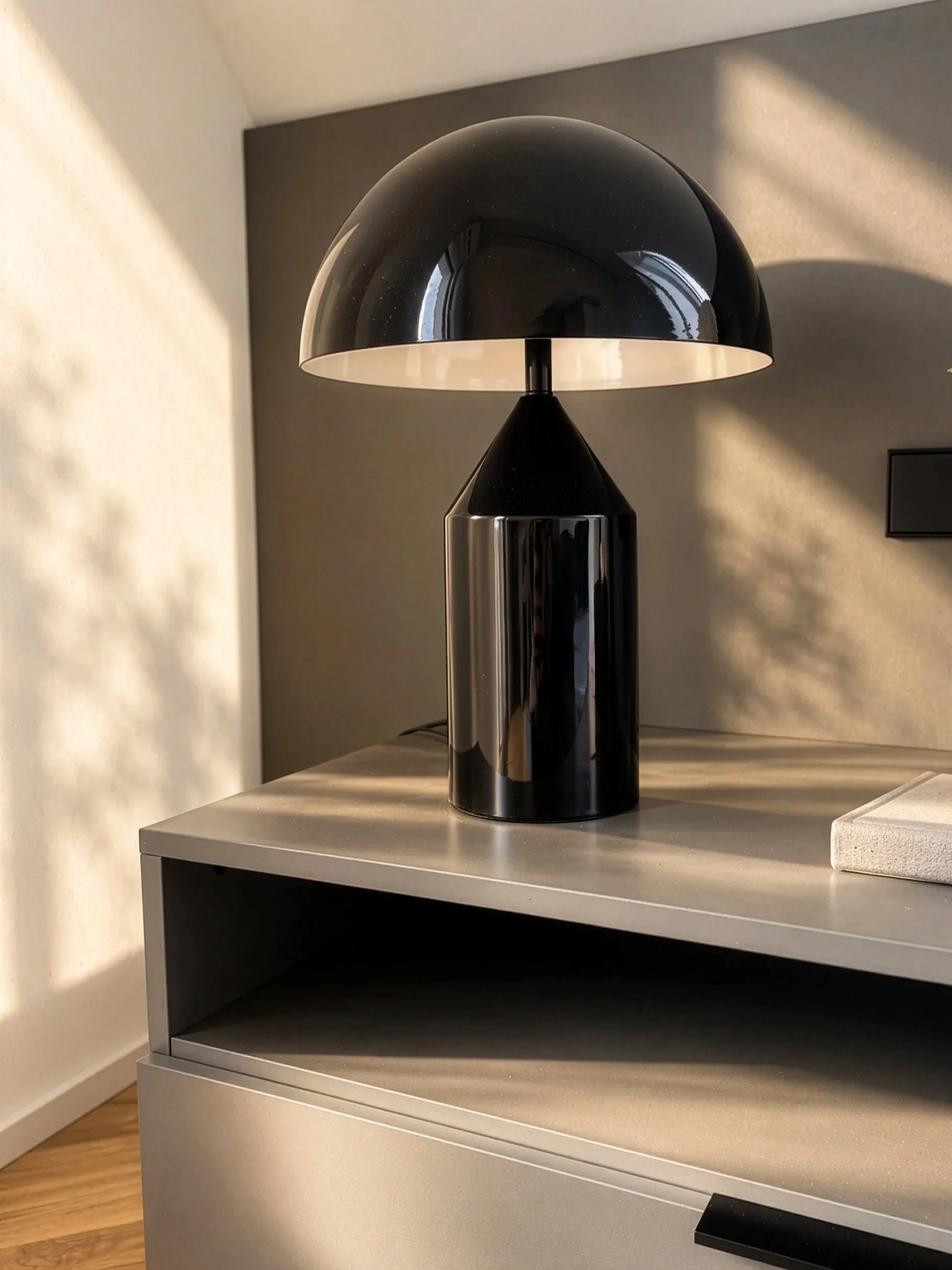 Detail Einbau Nachtisch mit Designer Leuchte