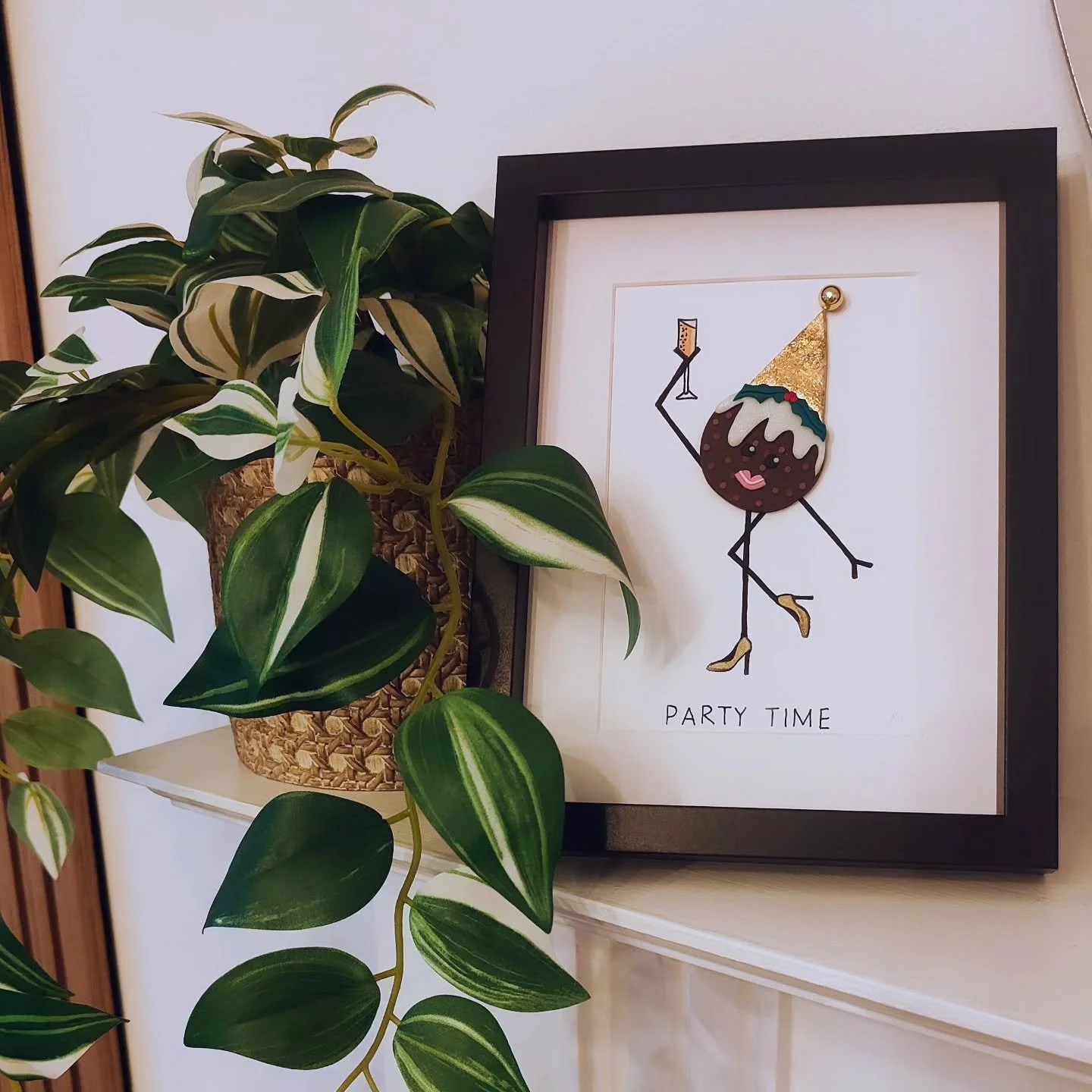 Fimo clay Pudding divas in gold &amp; silver leaf hats - ready to bring a touch of sparkle to the Christmas Art Fair next week. Available in white frames too.

22cm x 17cm

 More details and Art coming tomorrow.🎄

#Partyseason
#Tinytreasures
#ArtTha