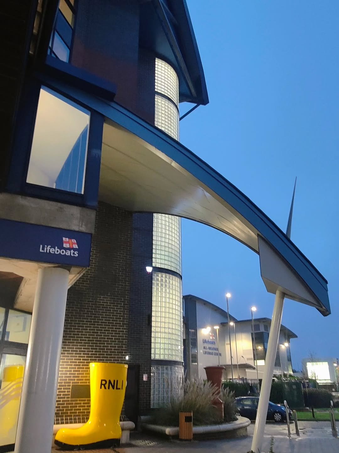 Morning 🎄✨ 

Last Xmas Fair done - thank you to everyone who popped by, chatted, and took my art home. You're amazing 💛

Can't wait to start a NEW RNLI piece of art, and get ready to hand out the amazing creations from my Art Club kiddos. 🎨💛

The