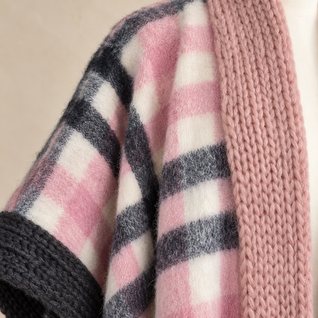 Wollplaid mit roséfarbenem Strickbesatz.png