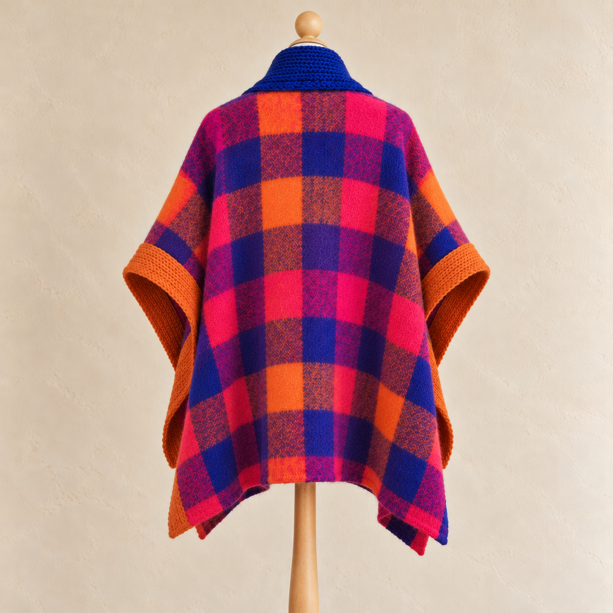 Bunter karierter Wollponcho am Modell.png