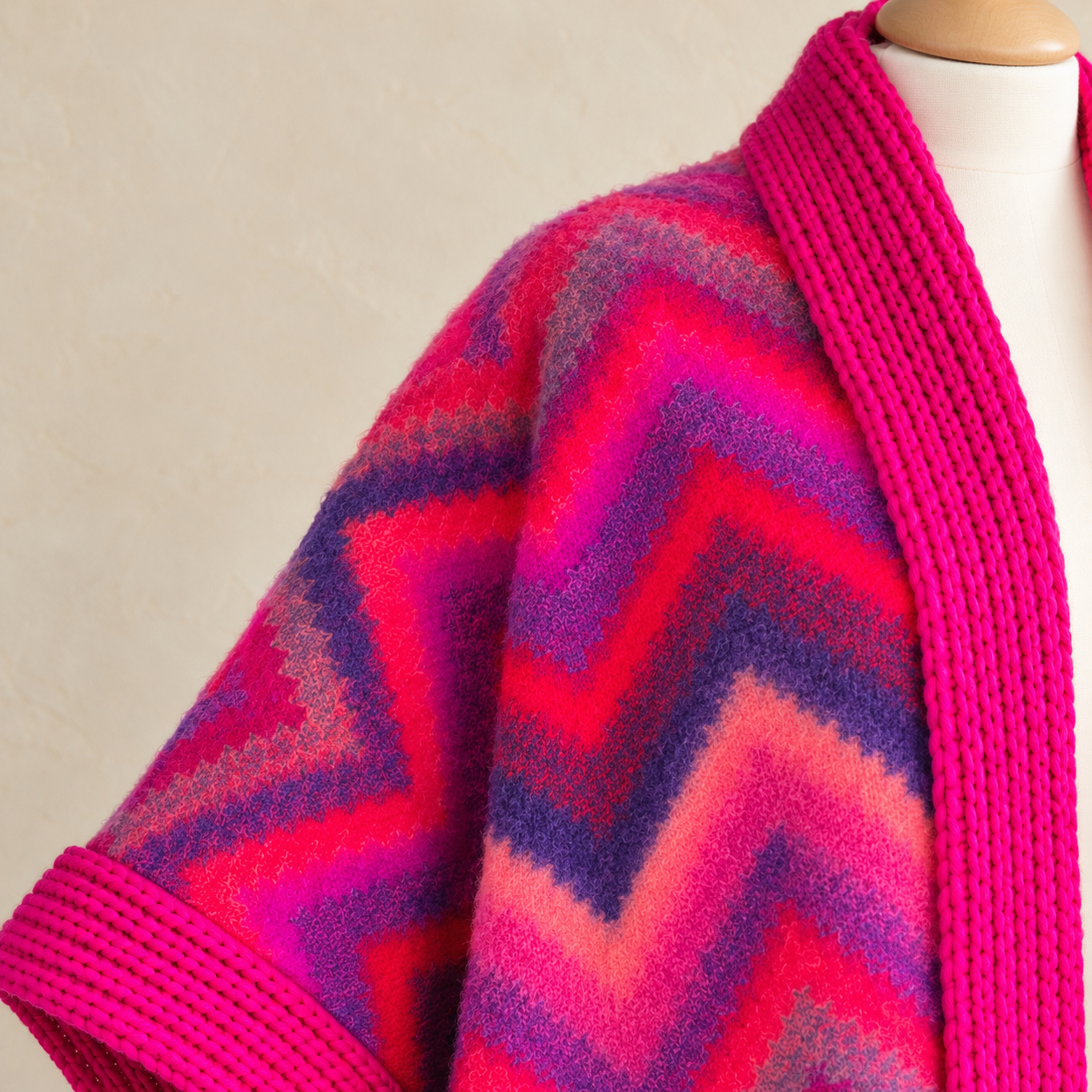 Flauschiger Chevron-Mohairumhang am Modell.png