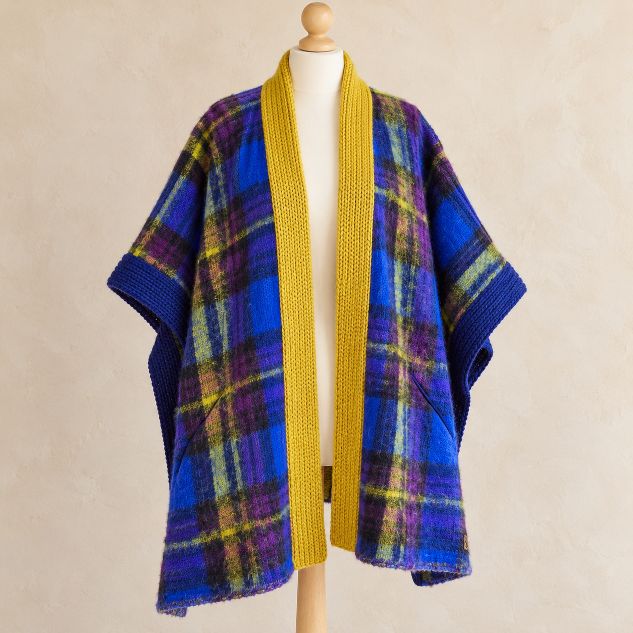 Bunter Plaid-Strickponcho auf Schneiderpuppe.png