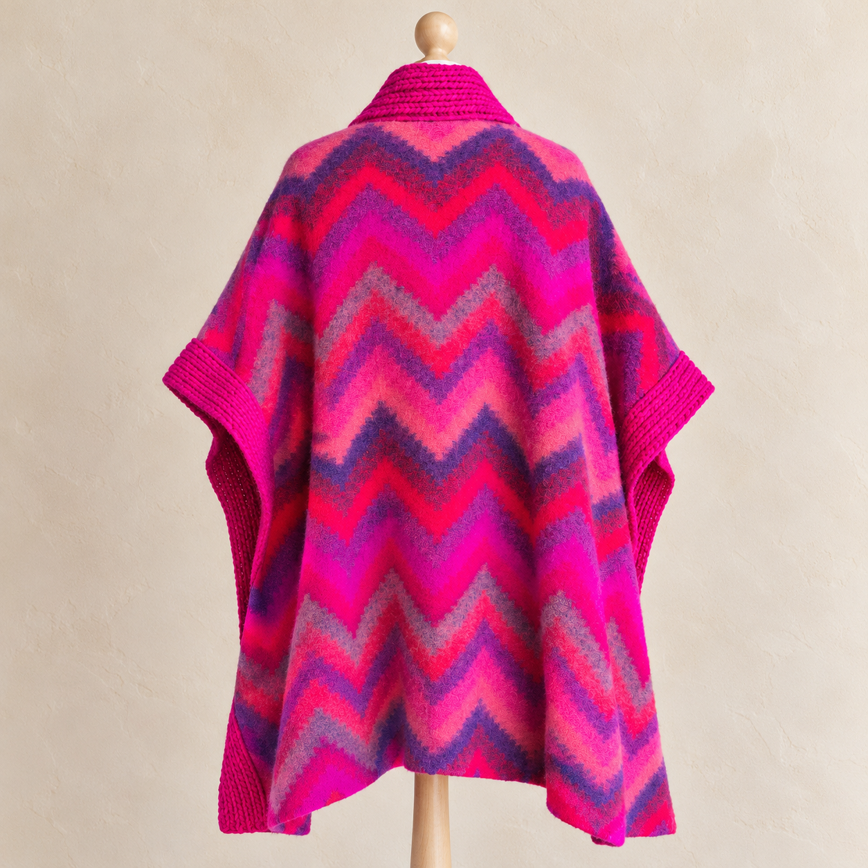 Wollponcho mit leuchtendem Chevron-Muster.png
