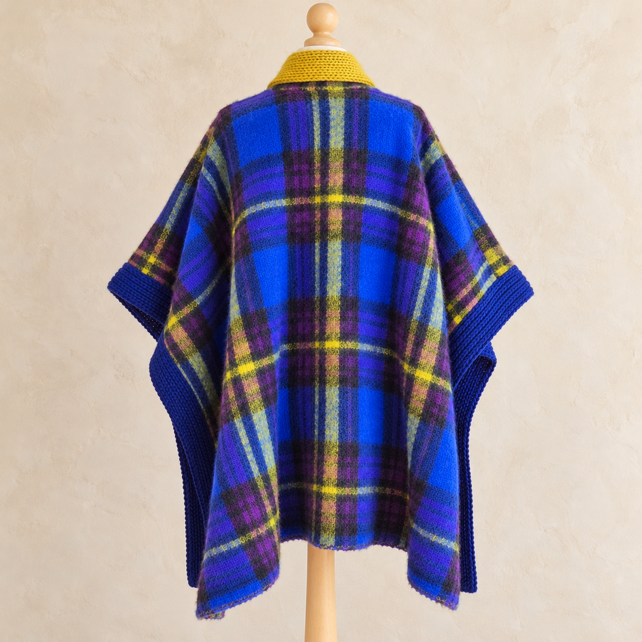 Flauschiger Karoponcho in Blau und Gelb.png