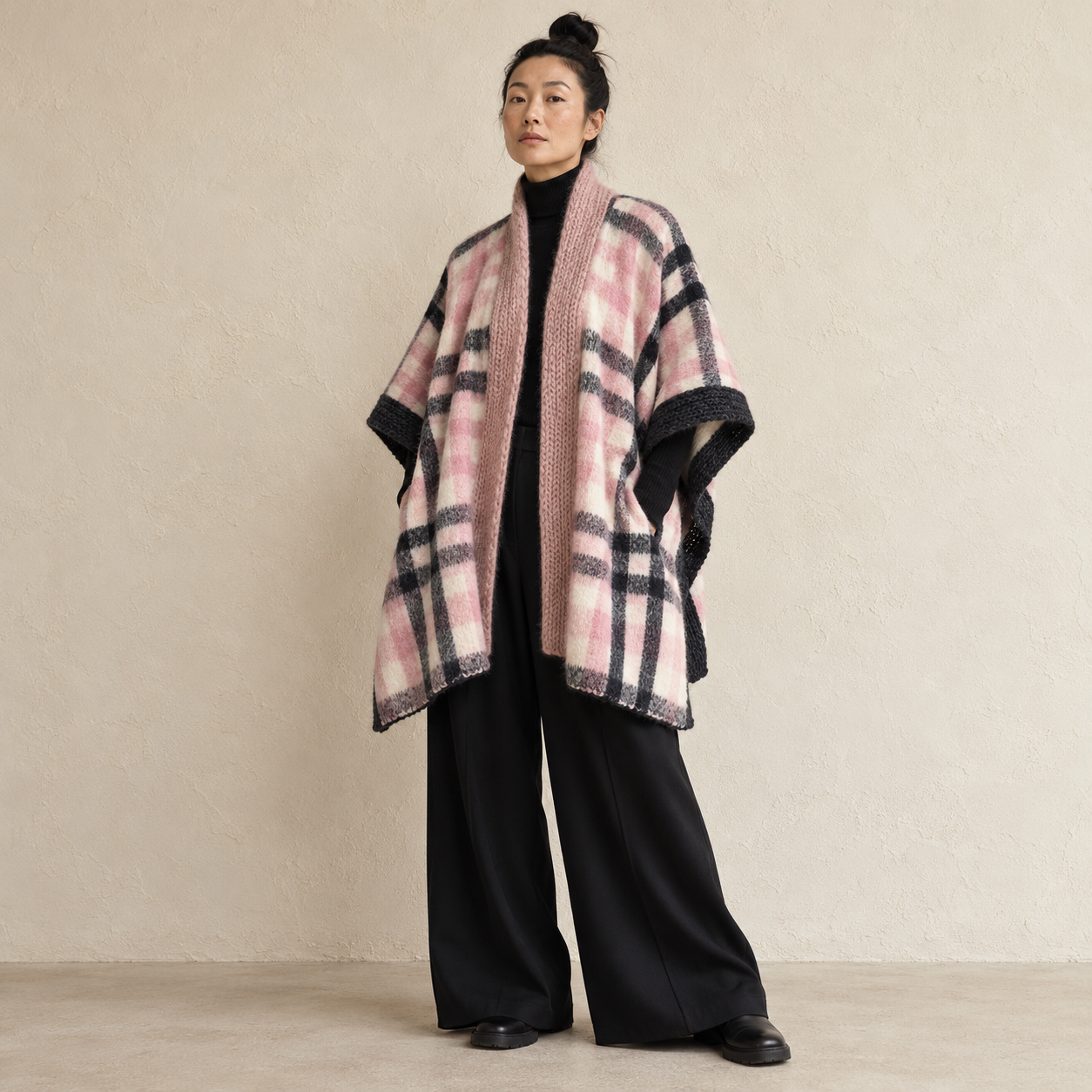 Elegantes Plaid-Cape im minimalistischen Studio.png