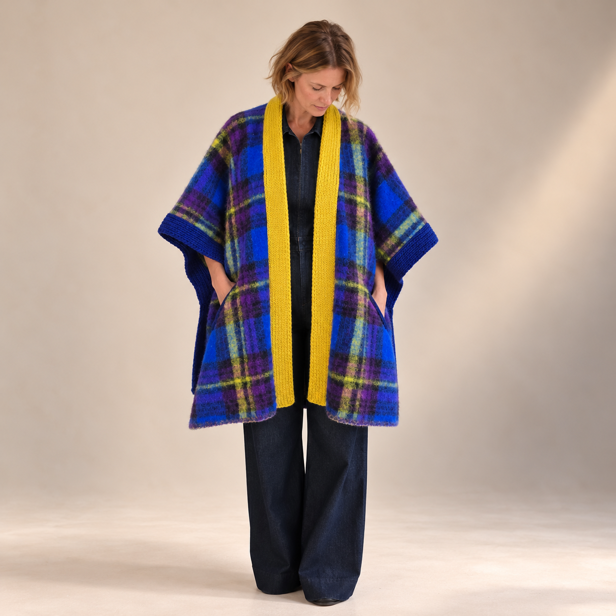 Modisches Plaid-Cape im Studio.png