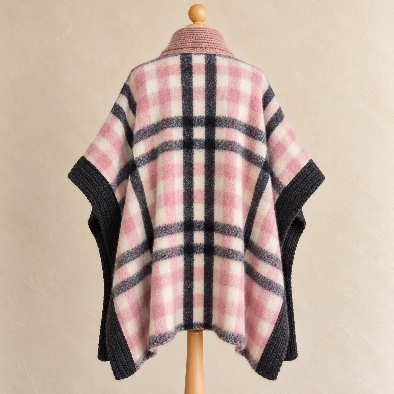 Karierter Wollponcho am Holzmannequin.png
