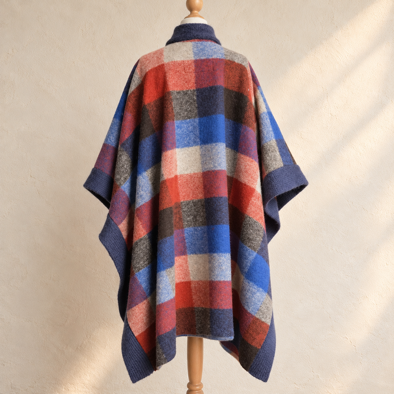 Karierte Wollponcho-Rückansicht am Schminkkörper.png