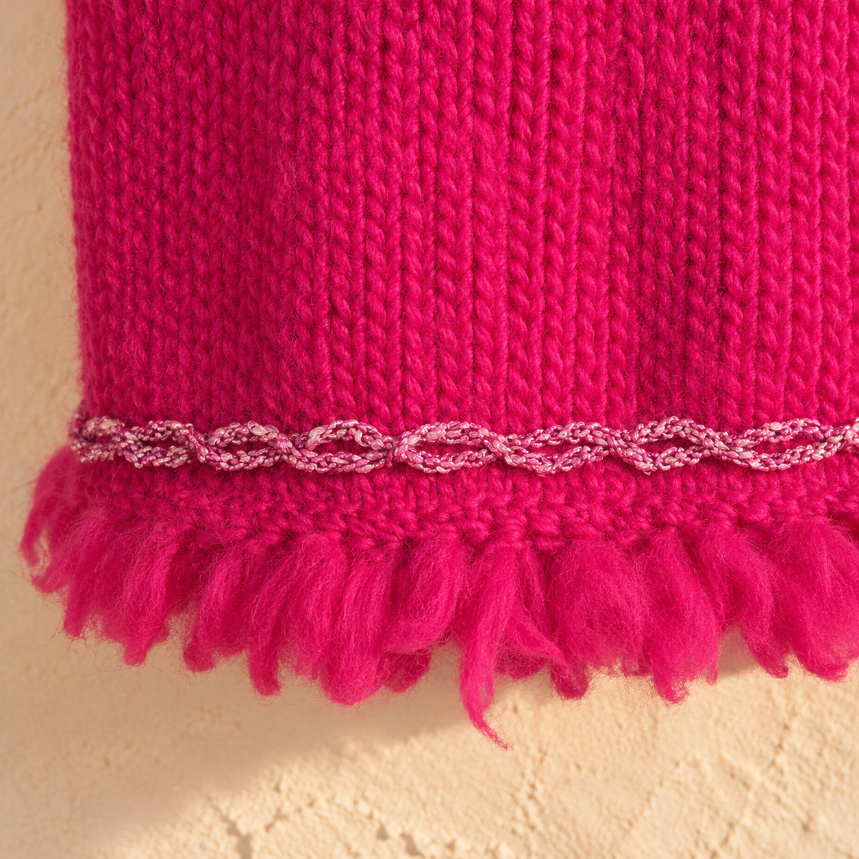Fuchsia-Strickkante mit glitzernder Borte.png