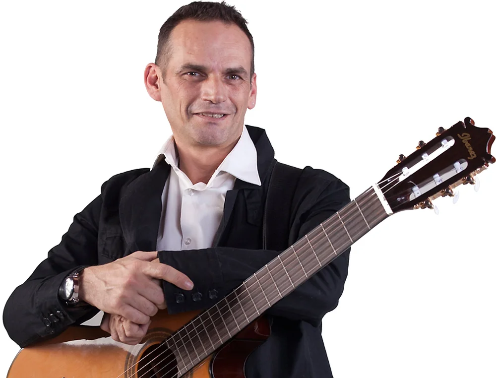 Moises Bethencourt.jpg