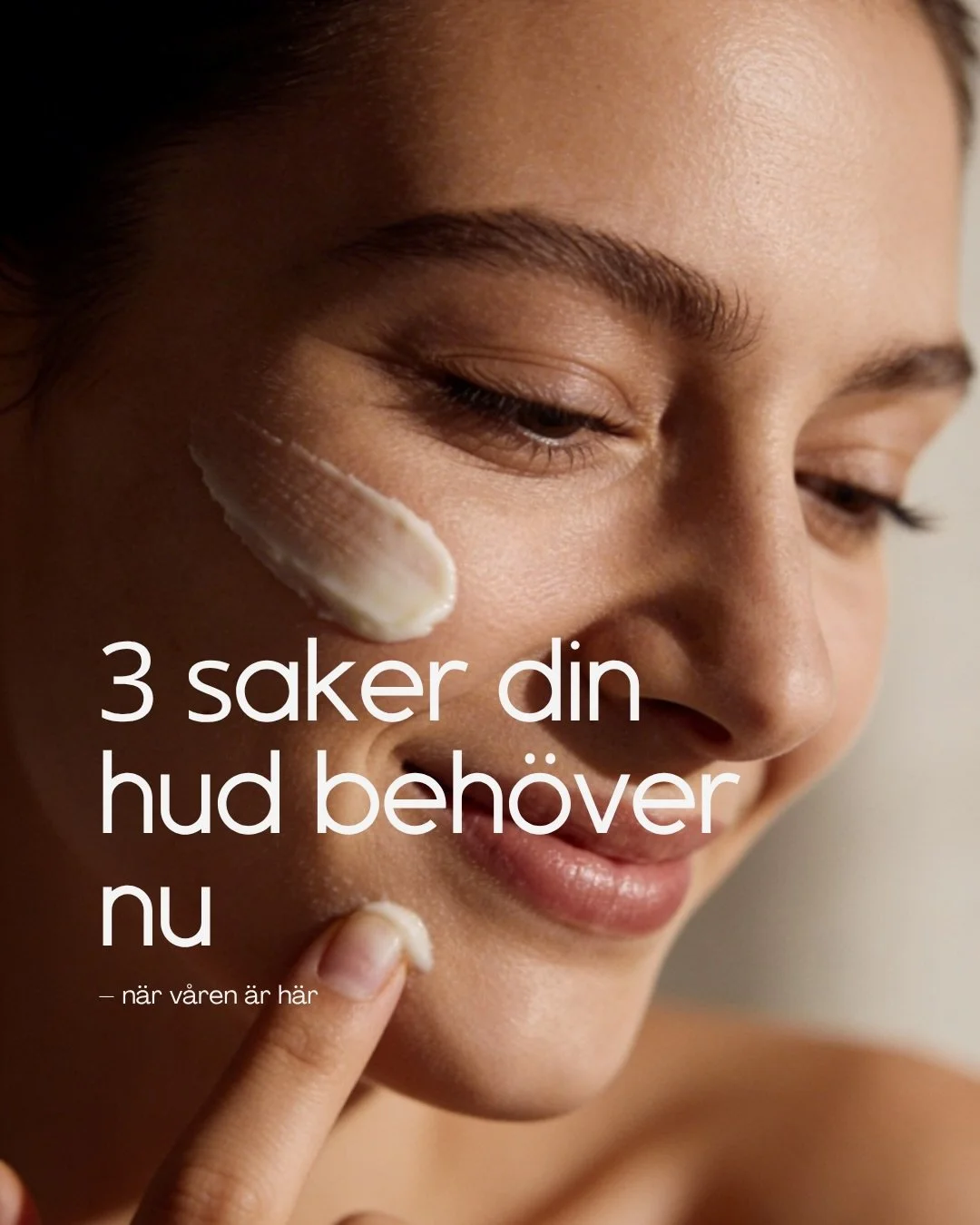 Din hud beh&ouml;ver inte samma sak nu som i vintras. N&auml;r s&auml;songen skiftar beh&ouml;ver &auml;ven din hudrutin g&ouml;ra det.
Sm&aring; justeringar kan g&ouml;ra stor skillnad f&ouml;r lyster, balans och hudkvalitet.
 Boka en behandling ell