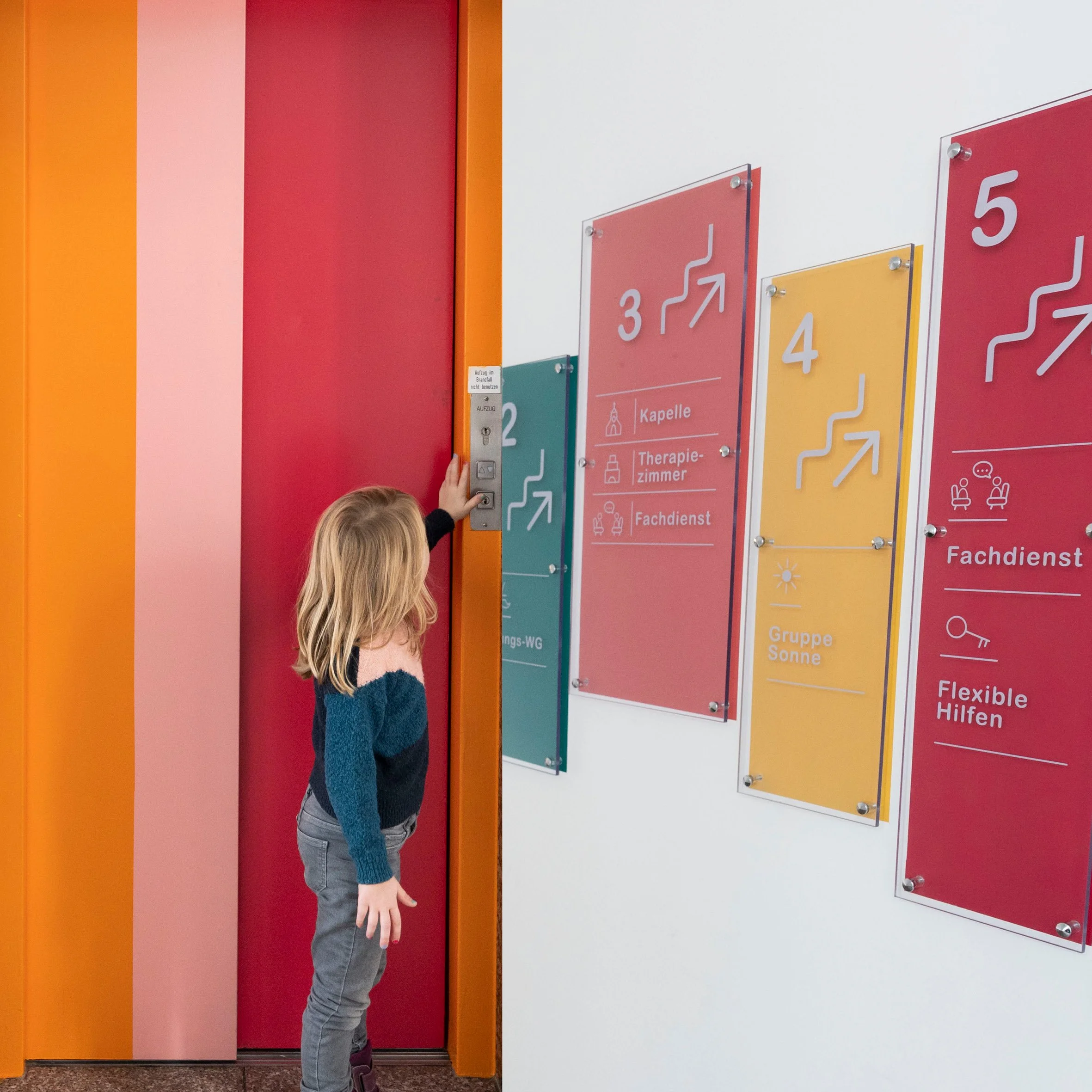 Let´s make a home - Partizipative Treppenhausgestaltung und Signaletik in einem Wohnheim