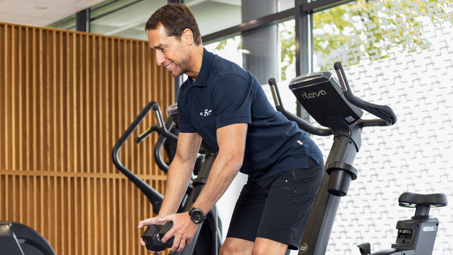 Warum 5 Minuten Krafttraining deinen Tag mehr verändern als 1 Stunde Stretching