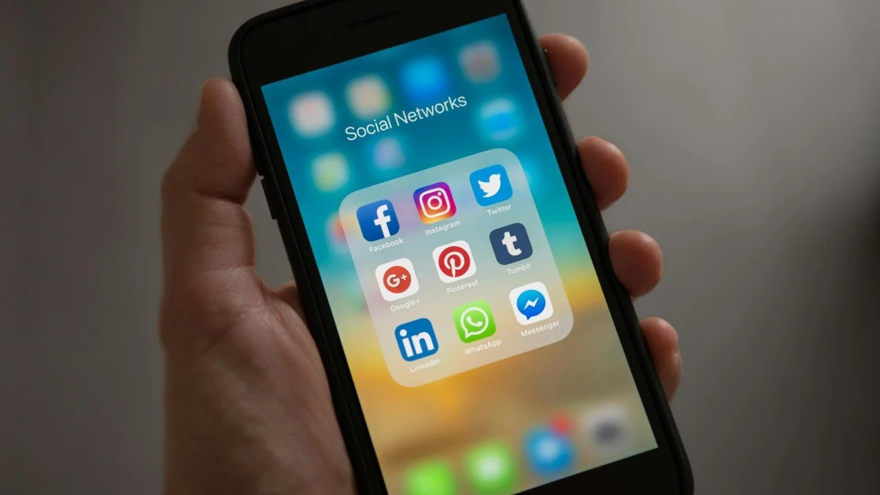 Die neue Volkskrankheit der Smartphone-Generation: Nackenverspannung