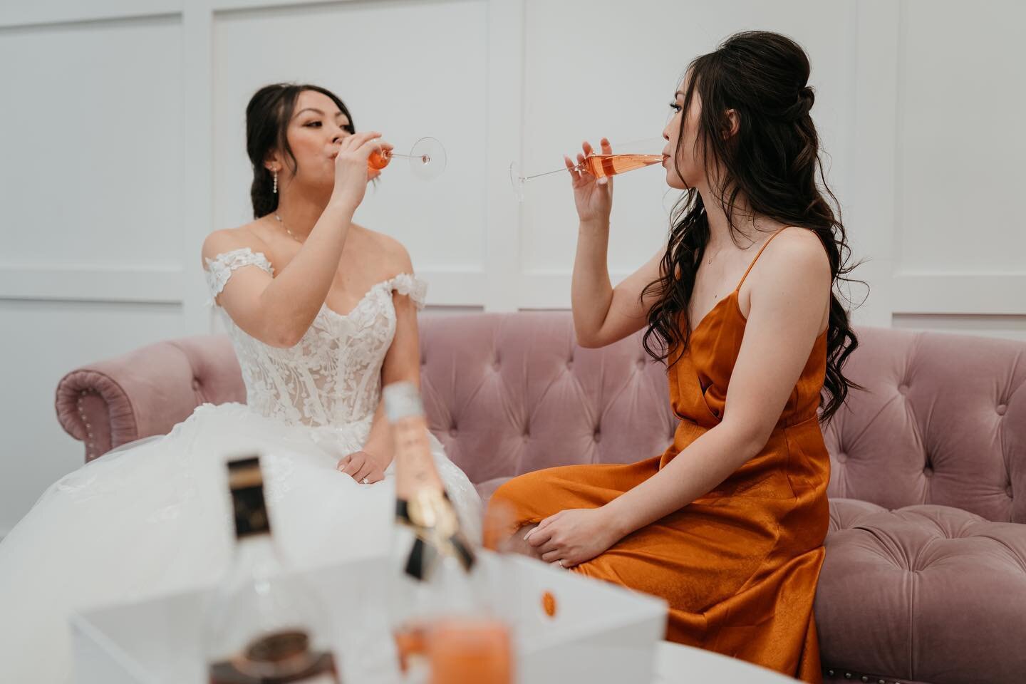 The party doesn&rsquo;t start until the bride walks in 👰🏻&zwj;♀️ Full fairytale mode in our bridal suite, enjoying a moment with her maid of honor before the big &ldquo;I Do!&rdquo;🤍
.

Photography &amp; Videography: @symboll&nbsp;
Venue: @fetethe