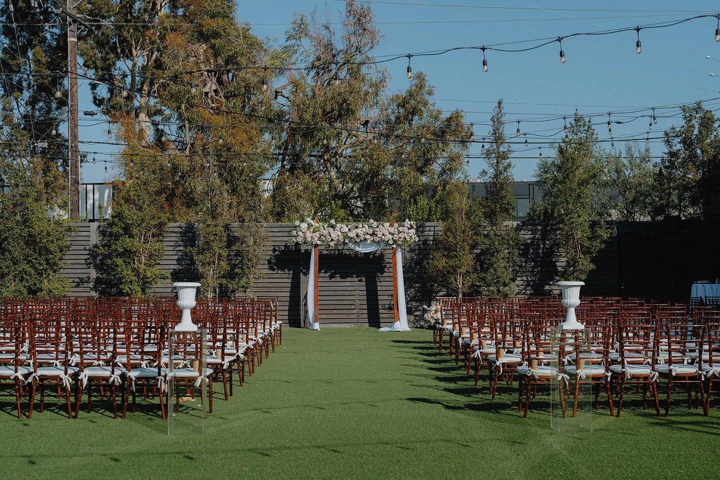 From a serene outdoor courtyard to a breathtaking ceremony filled with love and joy 💍✨. Witness how our versatile space fills up and transforms into the backdrop of your dream &quot;I do&rsquo;s&quot;!⁠
⁠
Tag someone planning their big day 👰&zwj;♀️