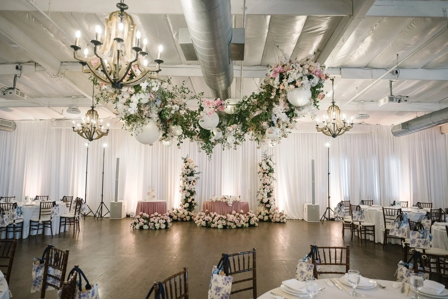 ✨ When the flowers meet the ceiling, magic fills the room! 🌸 
Our modern space transforms into the wedding reception of your dreams with every detail customized to you. 
💍 Ready to start planning your unforgettable day at Fete? Let’s ch