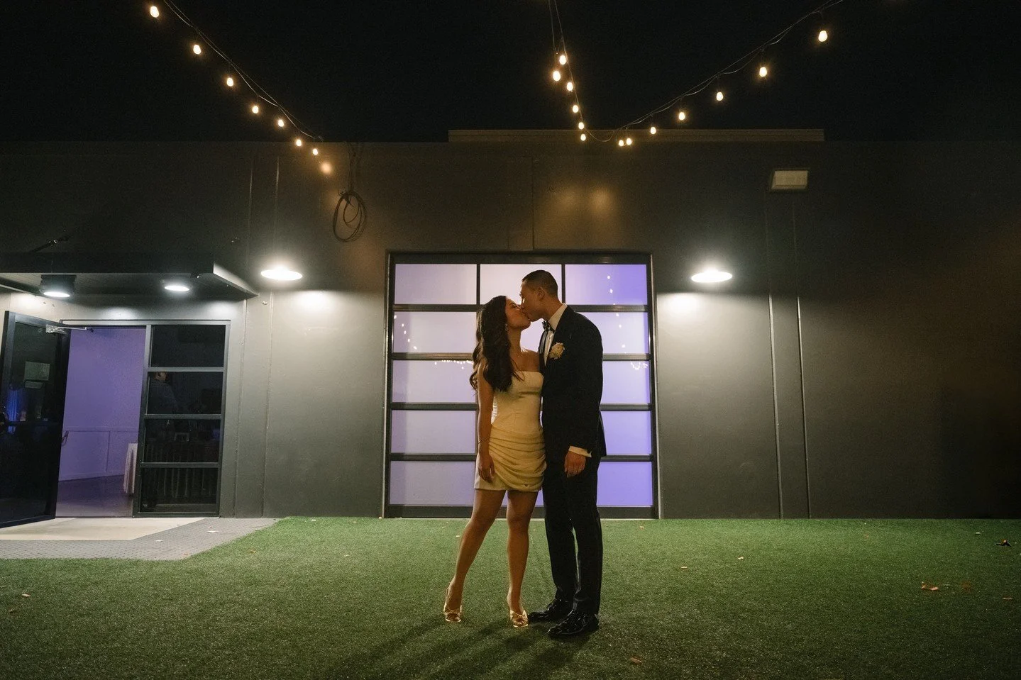 💫 A little glow, a lot of love 💫
Our courtyard + these two = pure wedding magic. ✨
Ready to say ‘I do’ under the lights? Let’s chat!
Planner: @sunnycaliforniaweddings
Catering: @furiwa
Venue: @fetethevenue
Photo: @herm