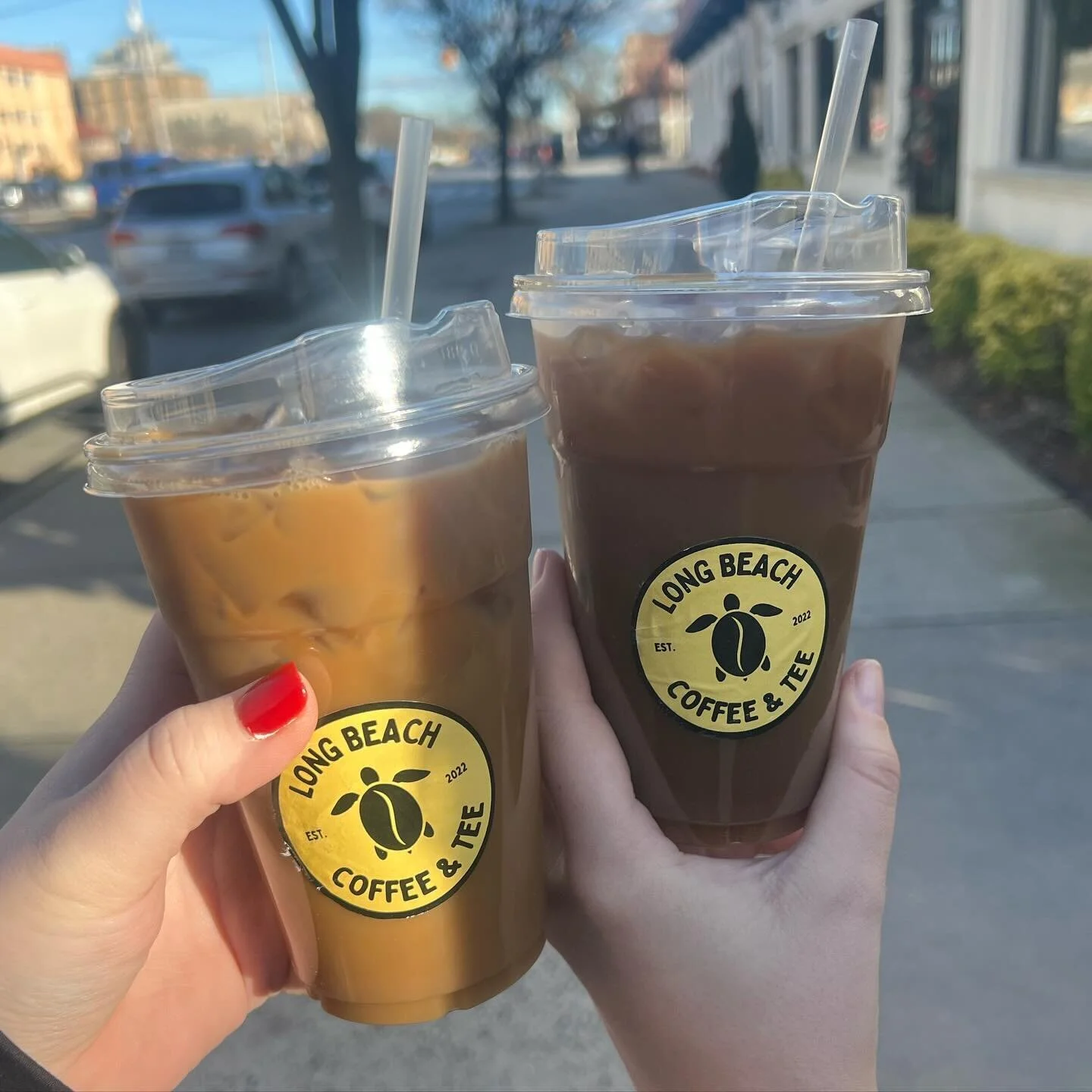 ☕️ long beach @longbeachcoffeeandtee 

stopped into @longbeachcoffeeandtee this past weekend to try out some of their iced coffees 😍 we tried two sugar free flavors - glazed donut and cinnamon bun and they were both pretty good! what are your fav lo