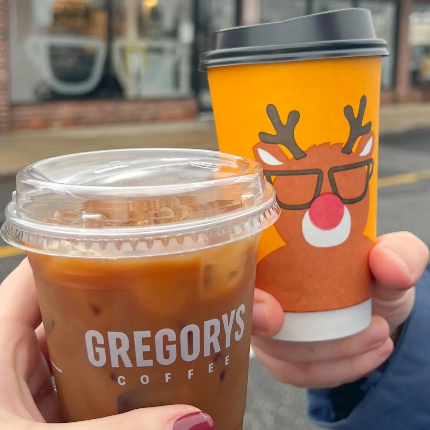 ☕️ deer park @gregoryscoffee 

stopped by @gregoryscoffee yesterday for some brews before shopping at the outlets and they had the cutest holiday cup 😍 we got the gingerbread latte and hall &amp; oats cold brew! definitely need to try more drinks fr