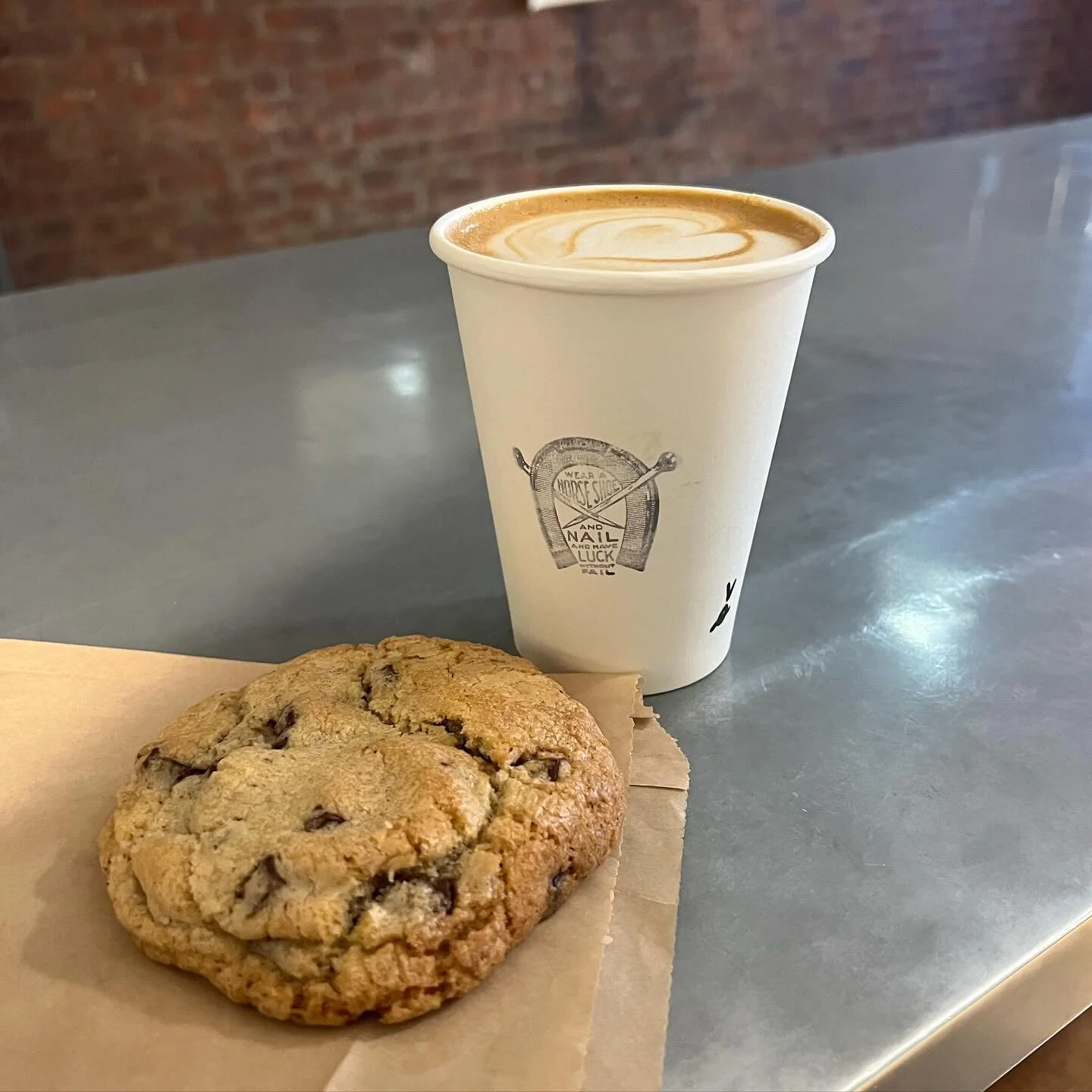 ☕️ manhattan @cultureespresso 

stopped by @cultureespresso today to try their viral chocolate chip cookie and it lives up to the hype 🤤 paired it with a vanilla oatmilk latte for the perfect afternoon pick me up 🤌🏻