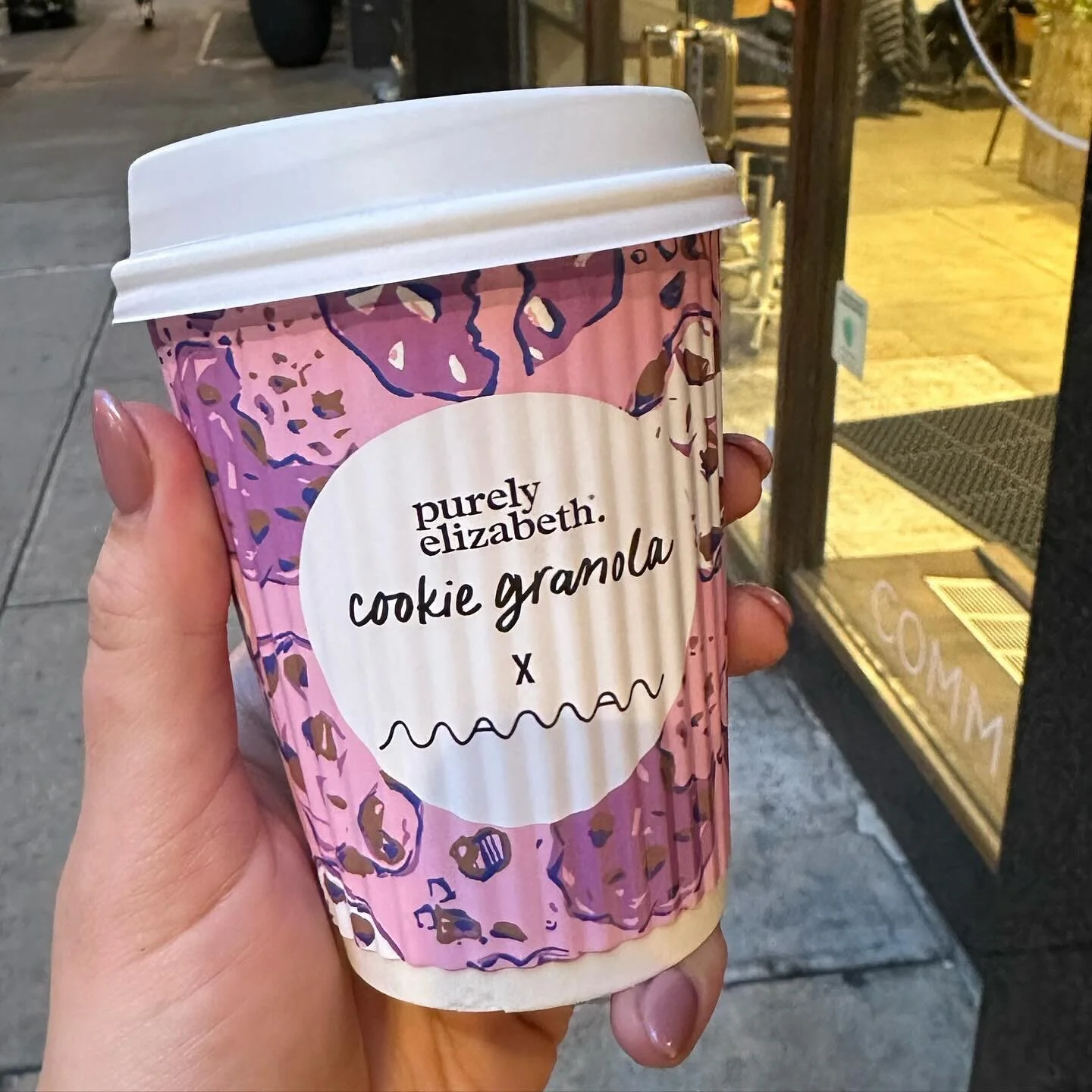 ☕️ midtown @_mamannyc_ 

🍪🍪🍪 @purely_elizabeth cookie granola latte!!!! r u kidding!!! this coffee was delish, topped with a little cookie granola crumble and in the most adorable cup! SO delish, cannot wait to try their new cookie granola, in sto