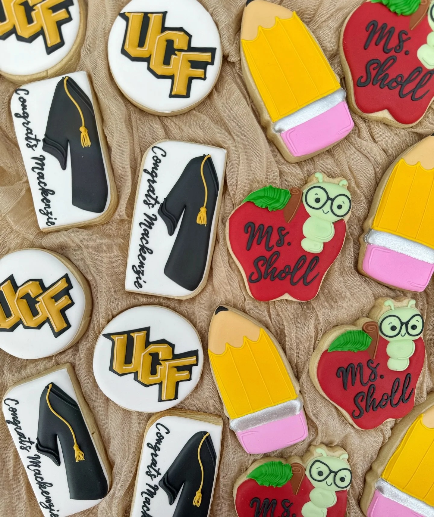This UCF grad is off to be a teacher, congrats Mackenzie!🍎✏️🎓 this split grad/teacher set is the perfect way to celebrate your huge milestone!😊

With grad season coming up, custom cookies are one of the best ways to congratulate your graduate🎓🤍 