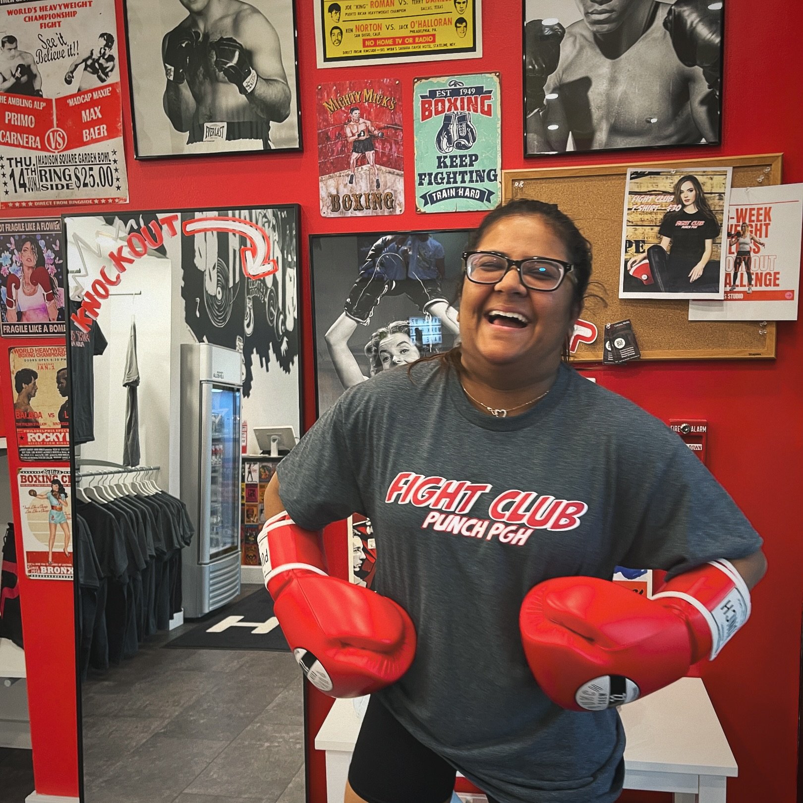 So excited to have a one on one, the gloves are on in the lobby! 🤣🥊. Boxing and Barbells workout. 
-Boxing focused on lower body movement, stepping and engaging on the 1-2 entry! 
-Barbells: Power clean-press, ending with deadlifts. 

Great job @as
