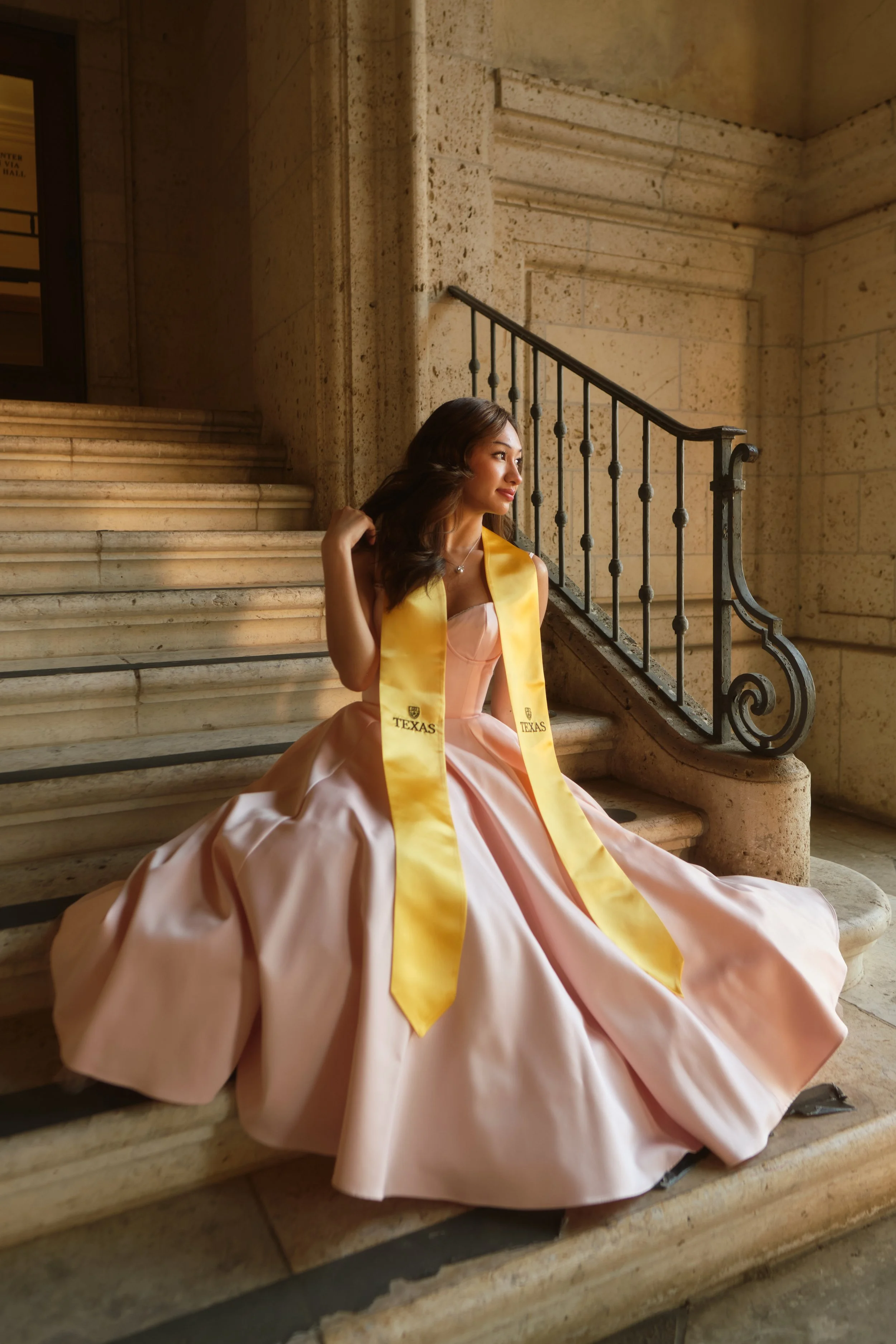 Film grain + golden light = perfect UT Austin grad photos – A signature style only Jason Yu delivers.

