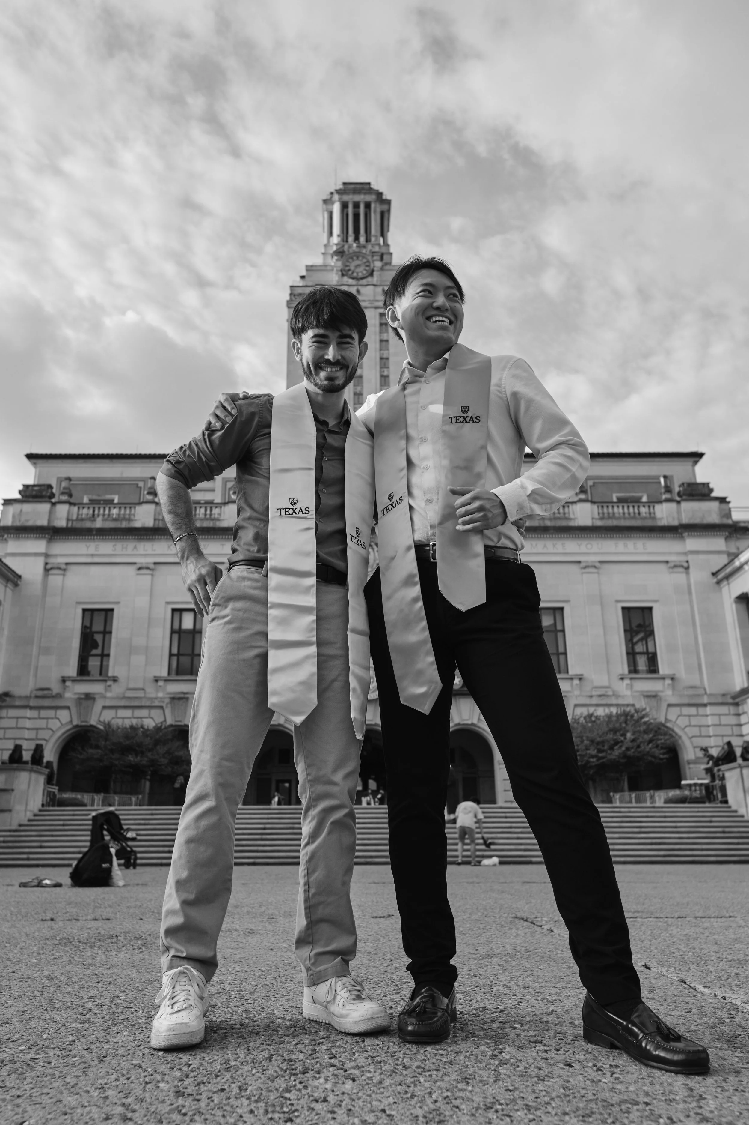 Editorial meets documentary-style grad photos – Authentic moments, elevated to art.