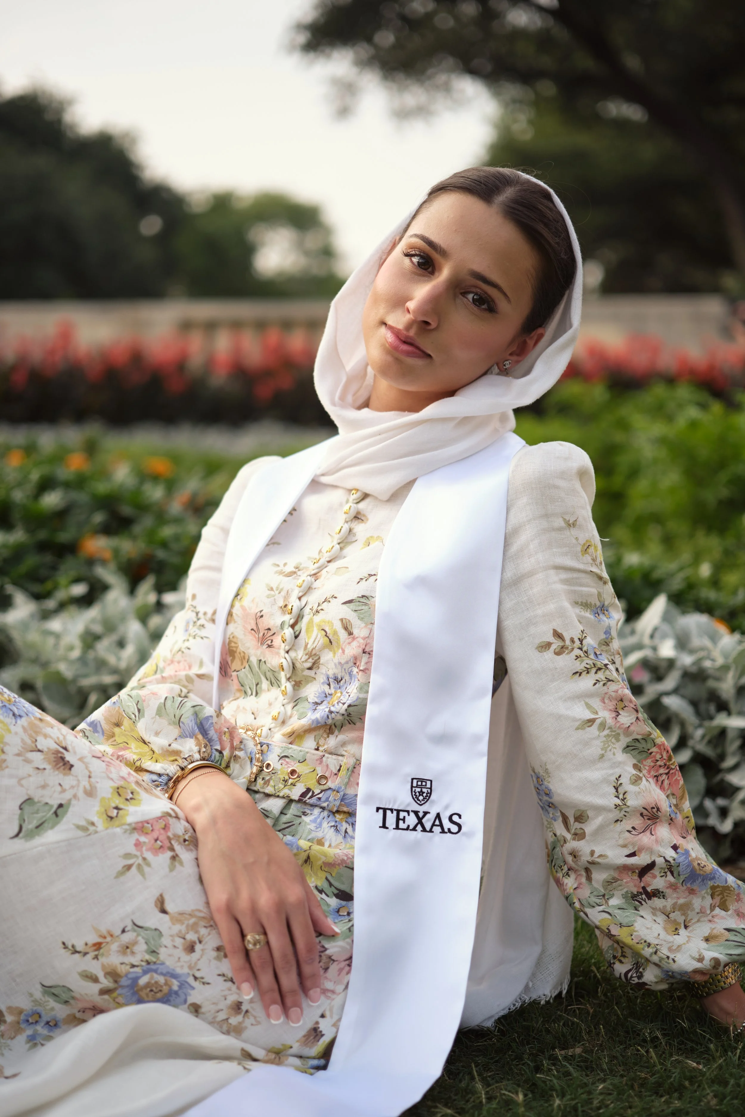 Dreamy, cinematic graduation photos at the University of Texas – Because your achievement deserves an artistic touch.