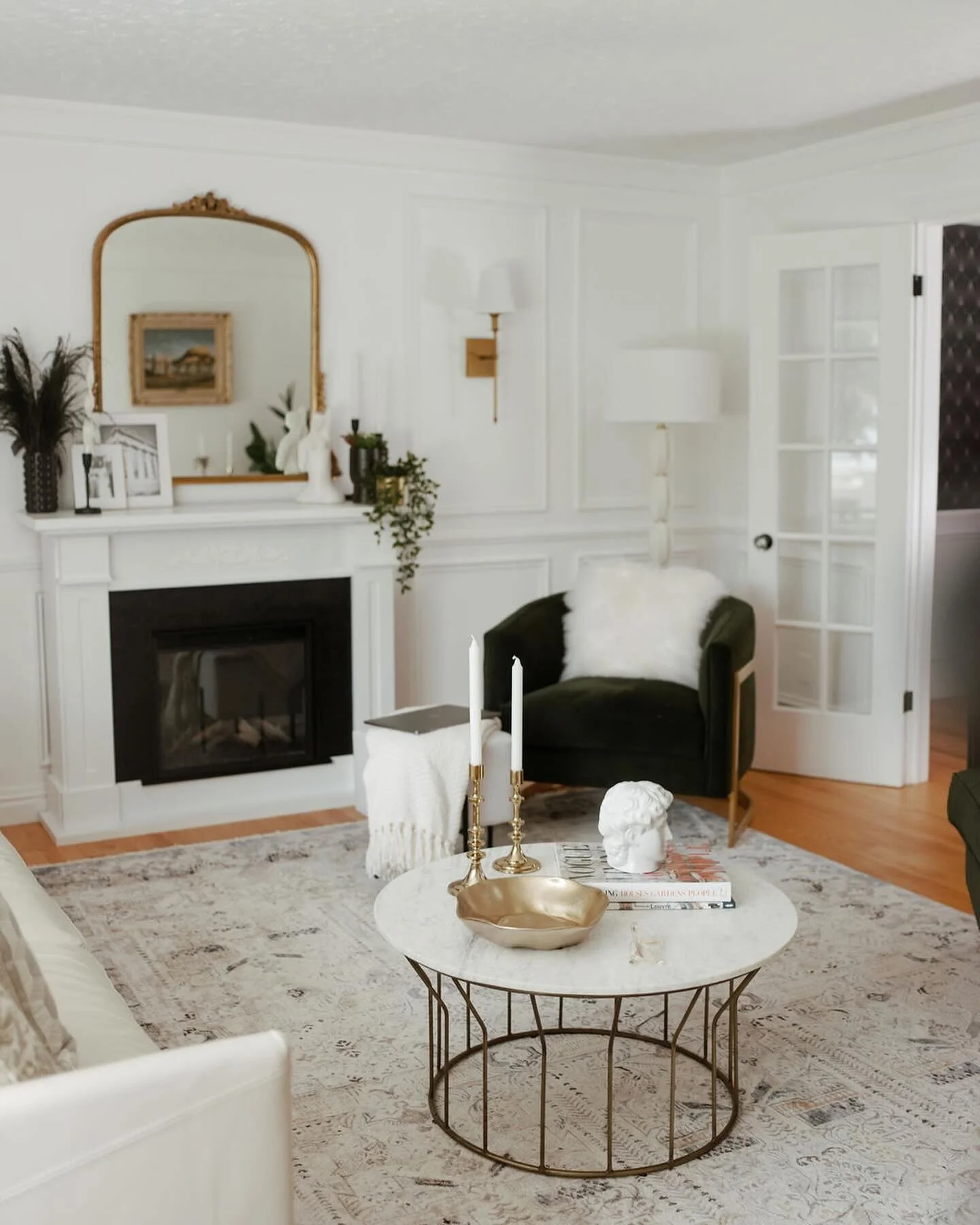 This updated formal living room has been elevated with picture framing to create a focal wall, crown moulding throughout, a fireplace and sconces. Add in a sophisticated and timeless furniture scheme and we now have a bright and cozy living space. 🙌