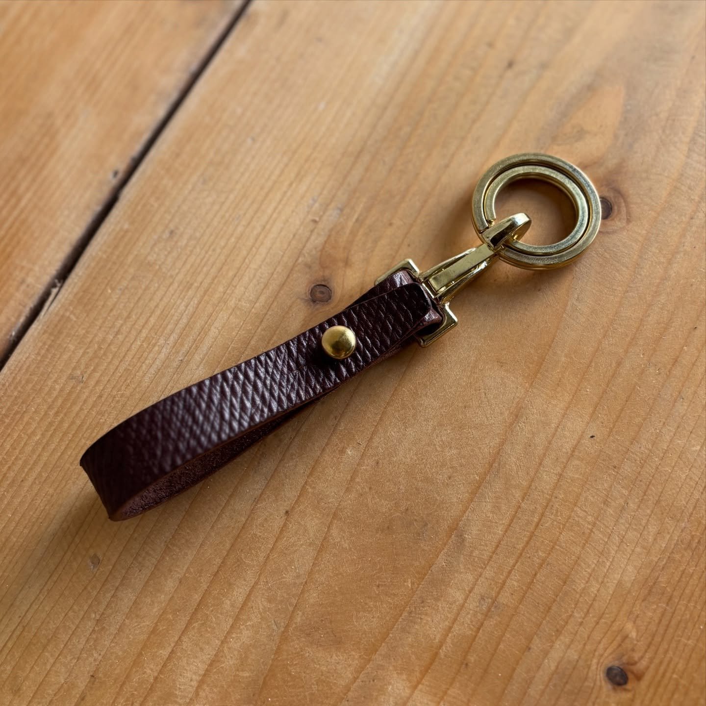 Q U I E T  L U X U R Y 

Even the smallest of accessories can look and feel special, this simple key ring is hand made using the very best Russian hatch leather leather from @bakerstannerycolyton 

The hardware is solid brass, the edges have been bur