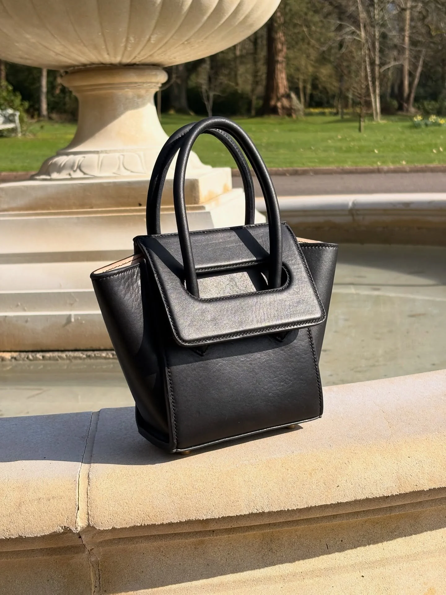 T H E  E V I E  M I N I 

Here she is, the beautiful Evie Mini and she is now finally on my website and available to order. 

All Evie minis are hand made to order and are available in black and brown. As they are made to order if you would like a cu