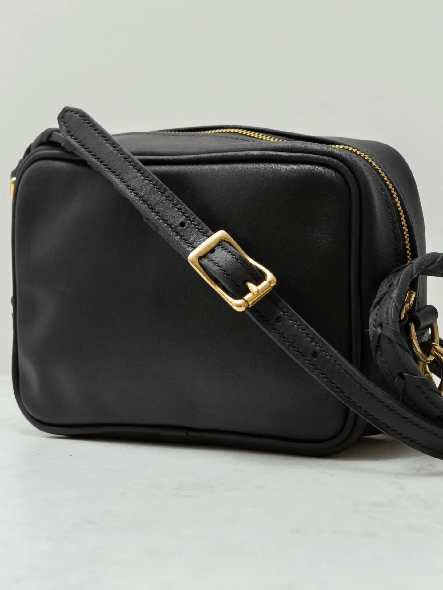 T H E  L I Z Z I E  C R O S S B O D Y

This lovely, soft, tactile little cross body is hand made as always using leather that is either directly from old saddles, or using leather that is used in saddlery, bridle making and harnesses. 

The soft leat