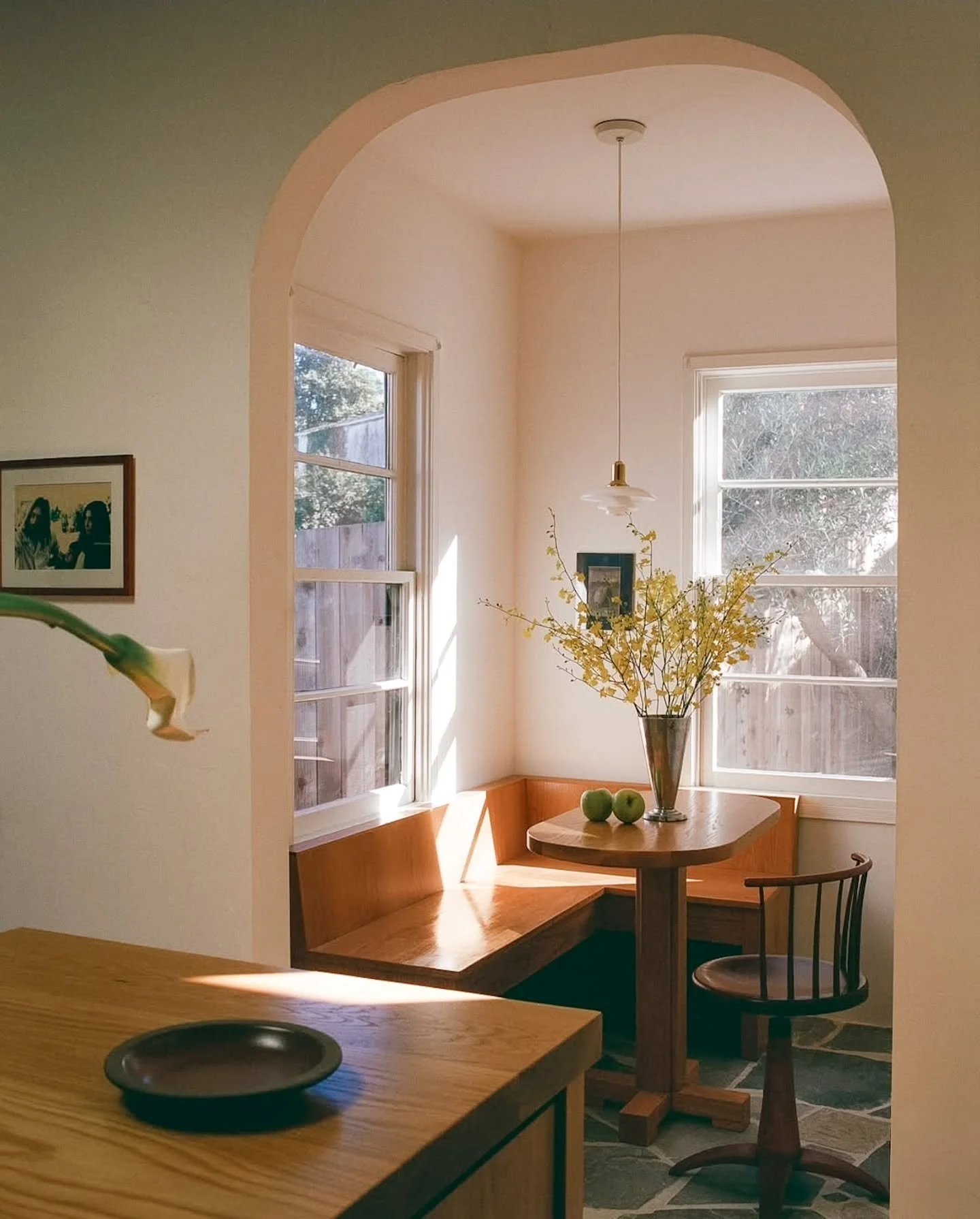 Looking at photos of interiors always gets my creative juices flowing! They're such an inspiration. The combination of textures, tones, and colors are so beautiful! I love this cozy corner with the pop of yellow flowers 😍💛 

Photo credit: @omedezin