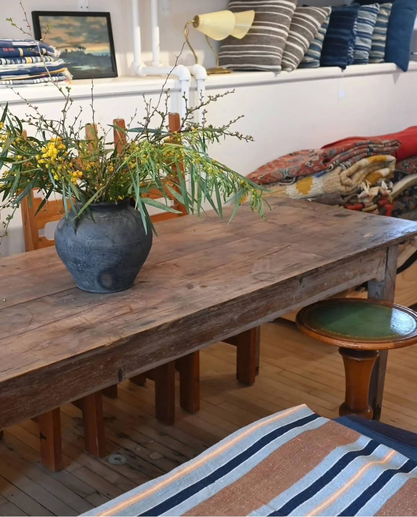 Along with my weekly updates, I'll be throwing in some inspiring interiors. So obsessed with everything @themodernexchange 😍😍 They're a shop in New York that sources beautiful antiques and rugs and I can't get enough. The use of color, patterns, an