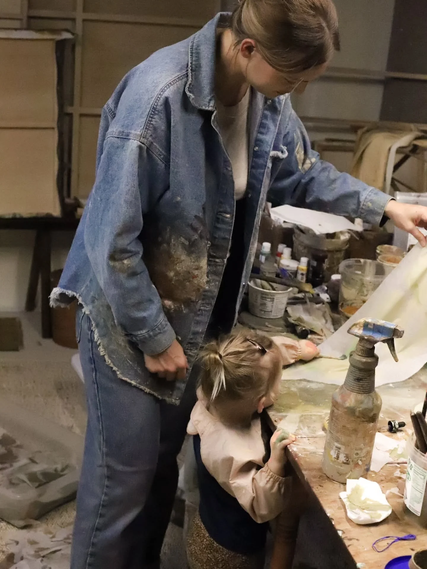 Weekly update! Long overdue for a studio photoshoot. My friend @hannahgabriela.art took some photos of Charli girl and I in the studio almost a year ago and I'm itching to do another one! Especially now that my studio is reorganized. 

This week I pi