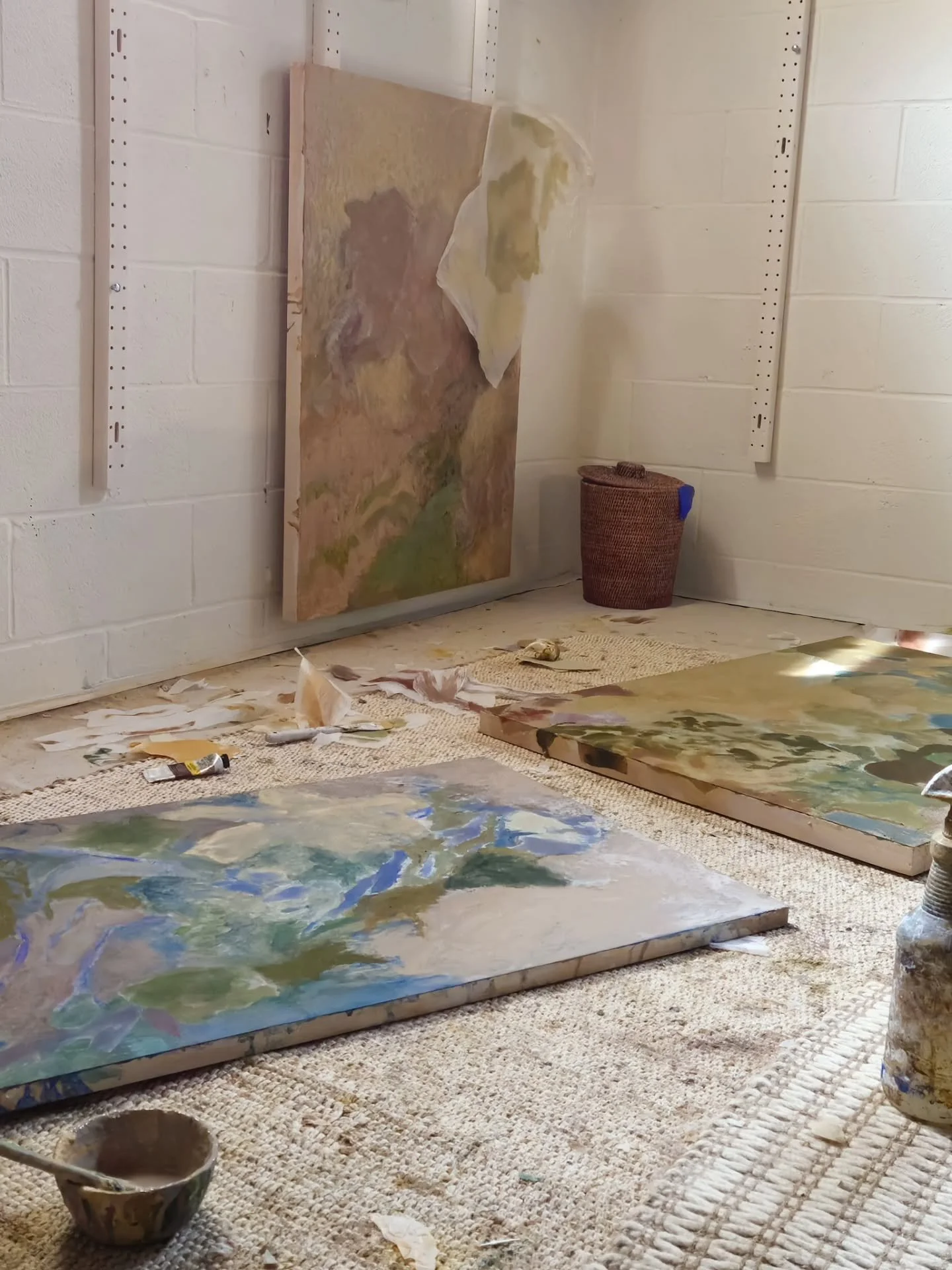 Weekly update! A lot of in progress paintings in the studio. I am so close to finishing these babies 😍 I'n really leaning into organic floral shapes and soft colors at the moment. I want it to feel like you're looking into a wildflower field in moti