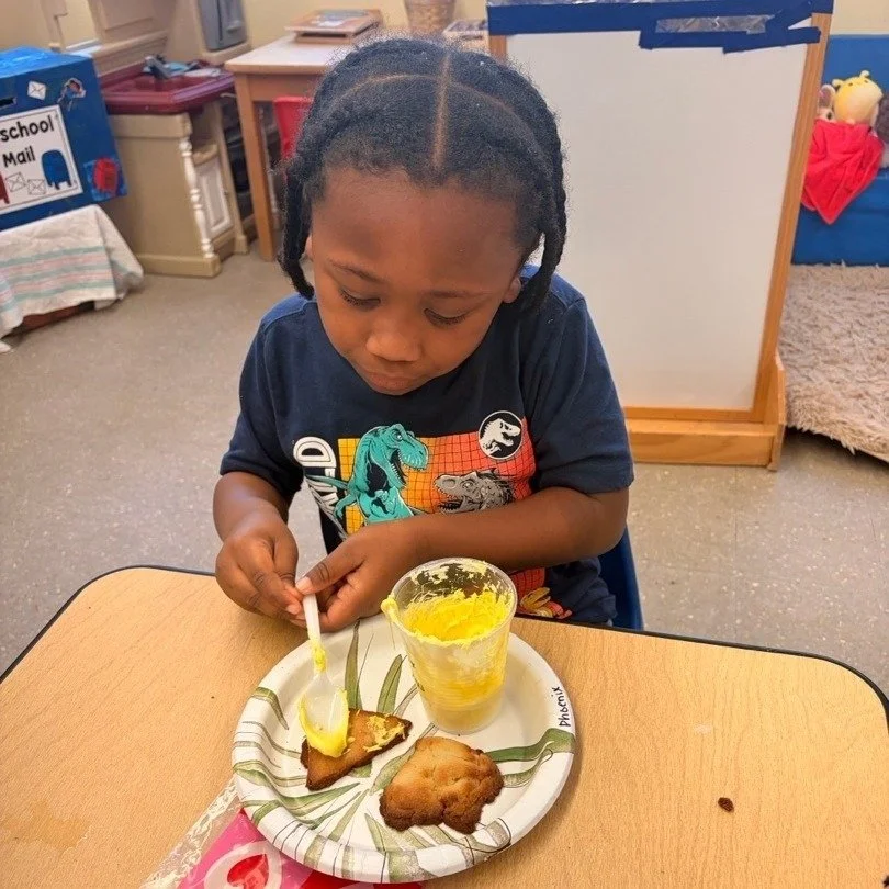 We love when parents come to visit 😍Cooking making for our friend's day party was super fun and tasty 👩&zwj;🍳👨🏿&zwj;🍳🍪And don't forget about our little artists 🎨🖌 #childcare #childcareprovidersrock #provocationsforlearning #inclusion #loveis