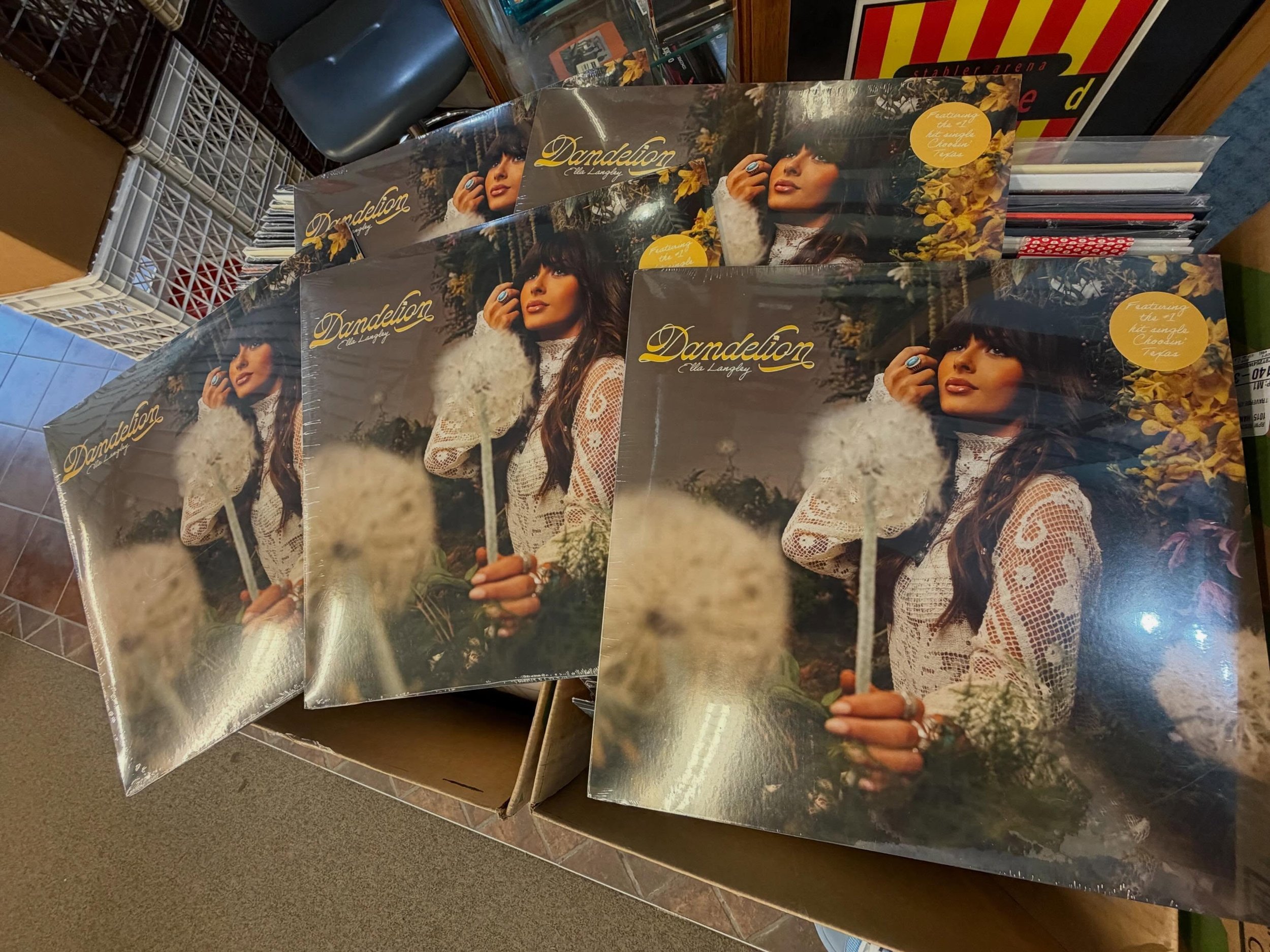 Starting the week off with another Big drop! 🚨 
As our weekly order was delayed but it&rsquo;s here Now! 
.
Open Monday - Saturday 11 ta 6.
.
#newrecords #recordsforsale #local #recordstore #rpmrecords