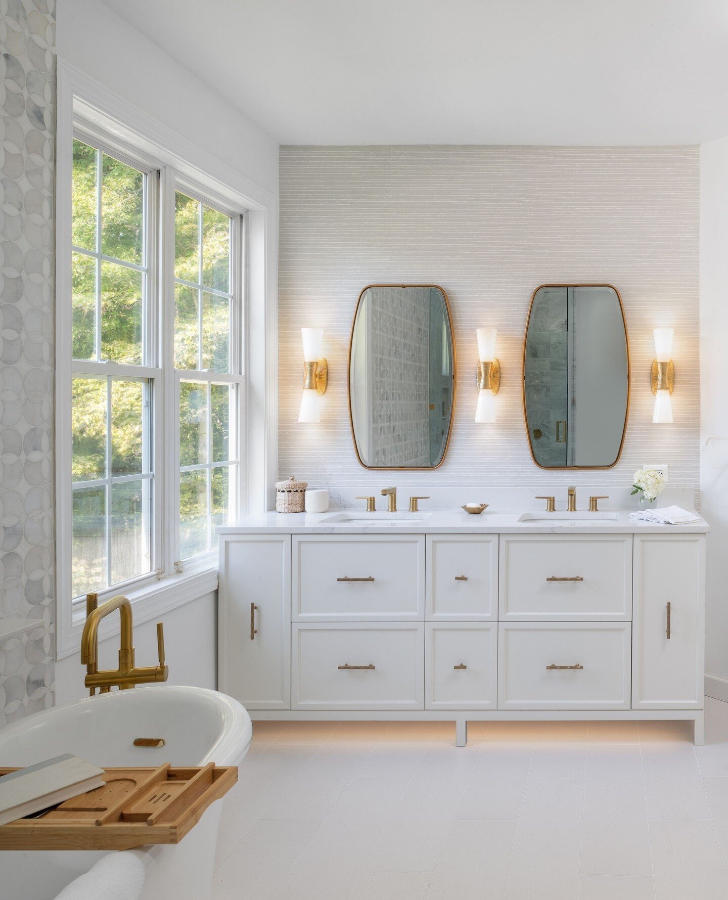 Step into luxury with our bright, clean, and oh-so-luxurious primary bathroom. A spa-like haven awaits, inviting you to unwind and relax after a long work week. Discover the perfect balance of elegance and charm in every corner.⁠
⁠
📸: @radiferaphoto