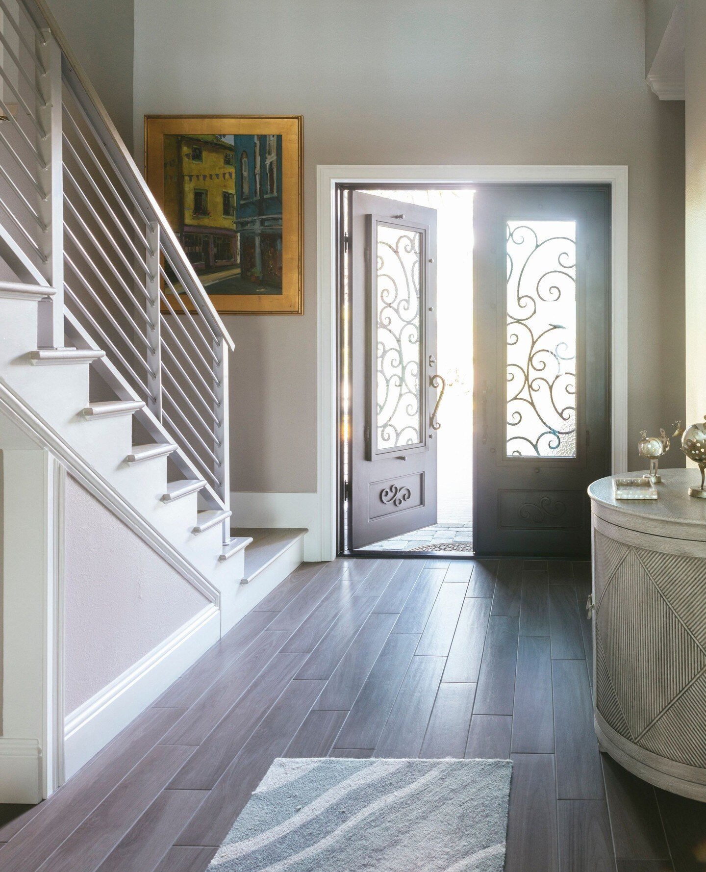 Welcome to our stylish entryway! Uncover the secret under-the-stairs bar, adding an element of delight to your arrival. ⁠
⁠
📸: @nickmelephotography