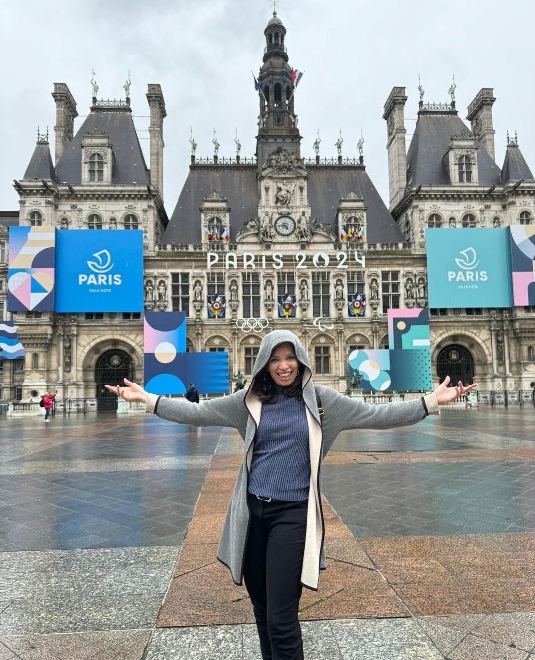Lorna taking in the architecture and artistry of Paris!⁠