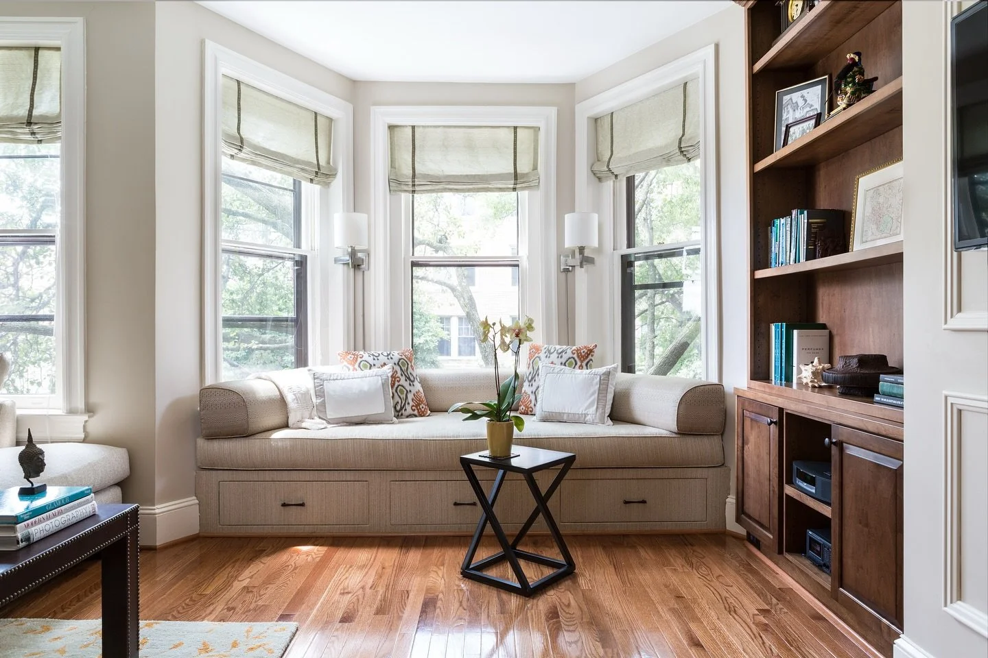 Designed for year-round comfort, but never more magical than in the fall.
This custom reading nook that we designed is the perfect spot to welcome sweater weather with a cup of tea and a view of the changing leaves. ☕️🍂🍂

#lornagrossinteriordesigns