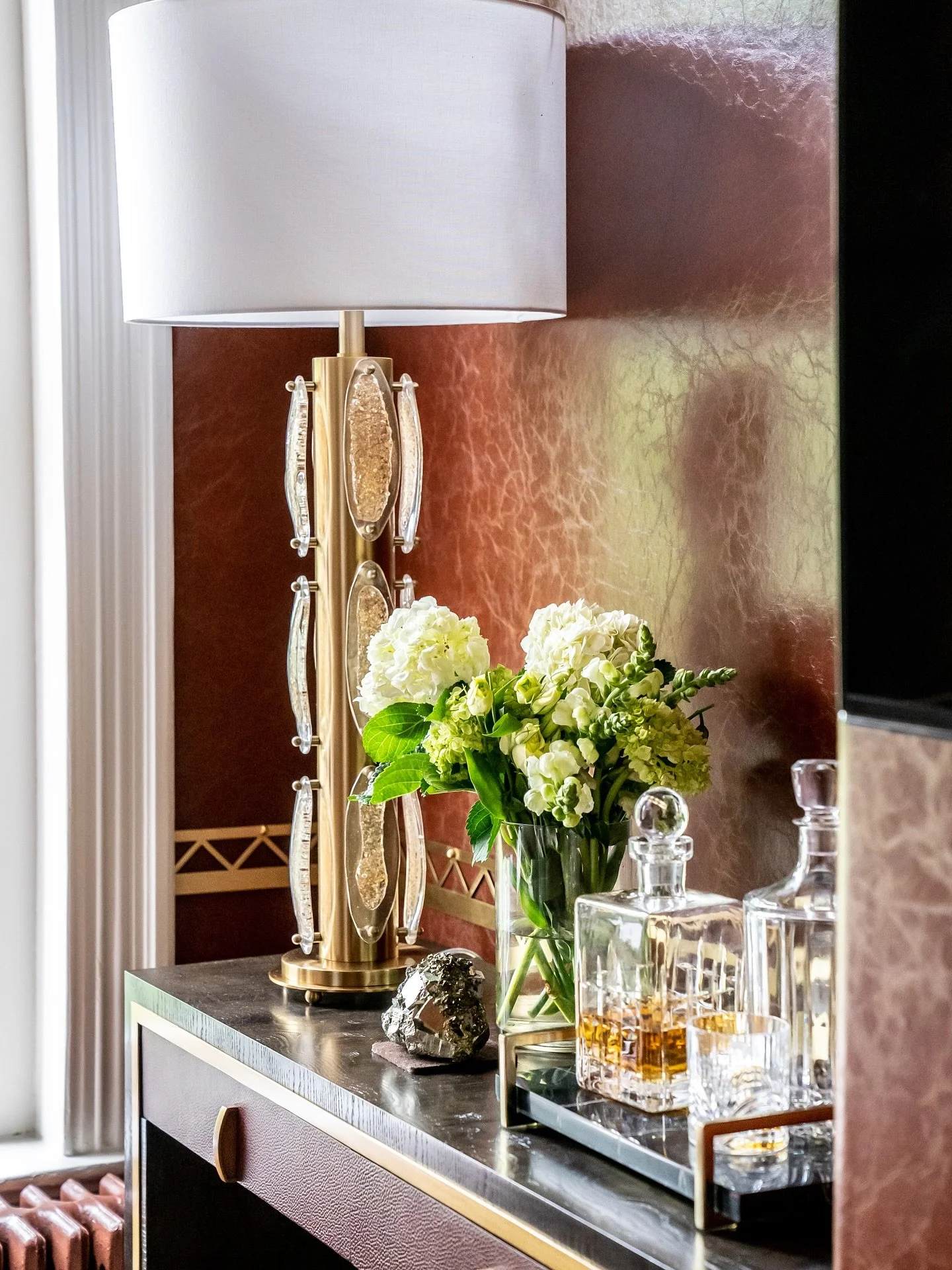 A well-detailed lamp placed on an accent table adds not just warmth, but character to any room💡

#lornagrossinteriordesign #lornagrossdesigns #entertainingbydesign