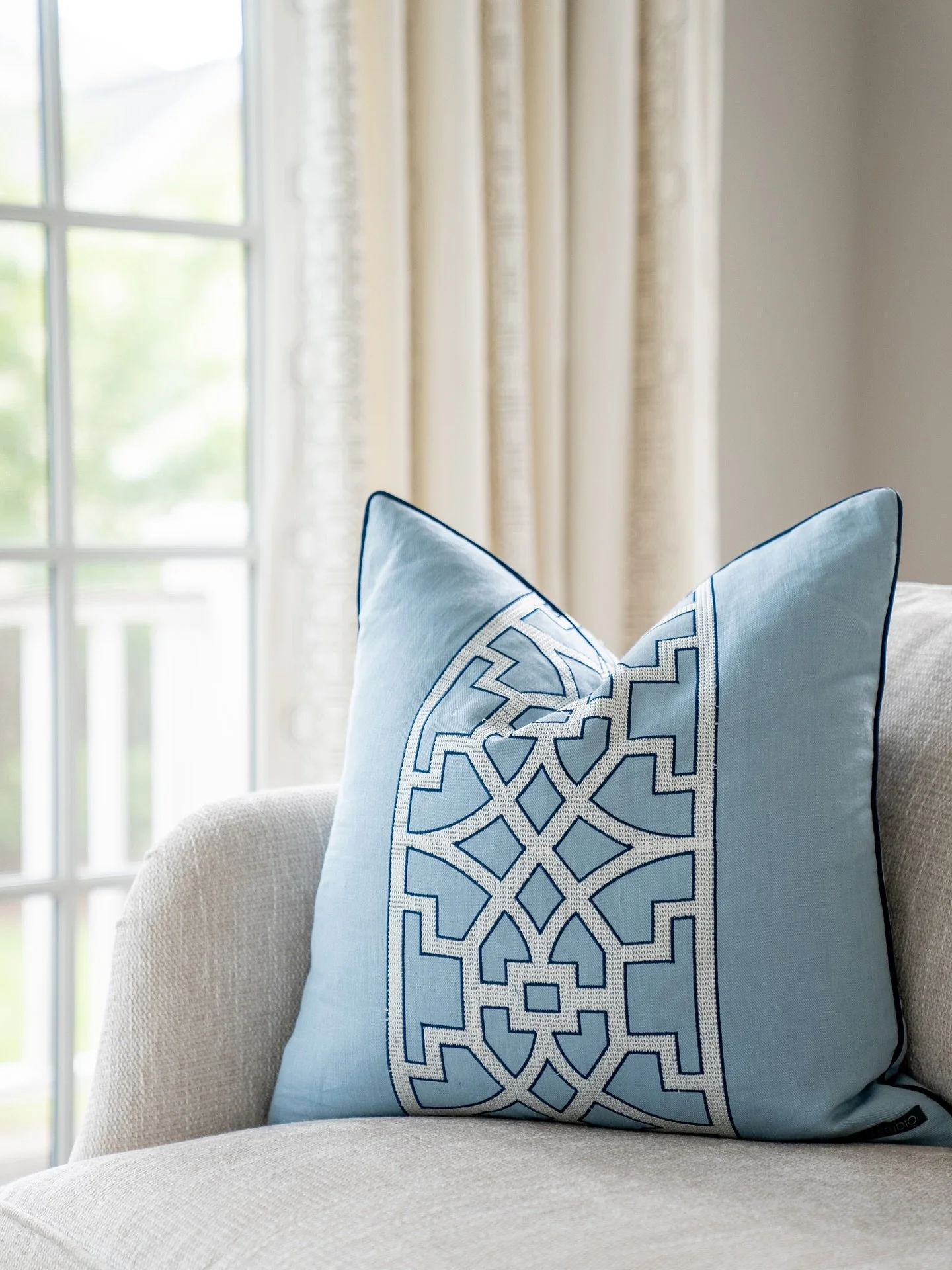 Accent pieces in bold colors can breathe personality into any space. This blue-patterned pillow, adds just the right pop🩵

#lornagrossinteriordesign #lornagross #livingroomdesigns #entertainingbydesign