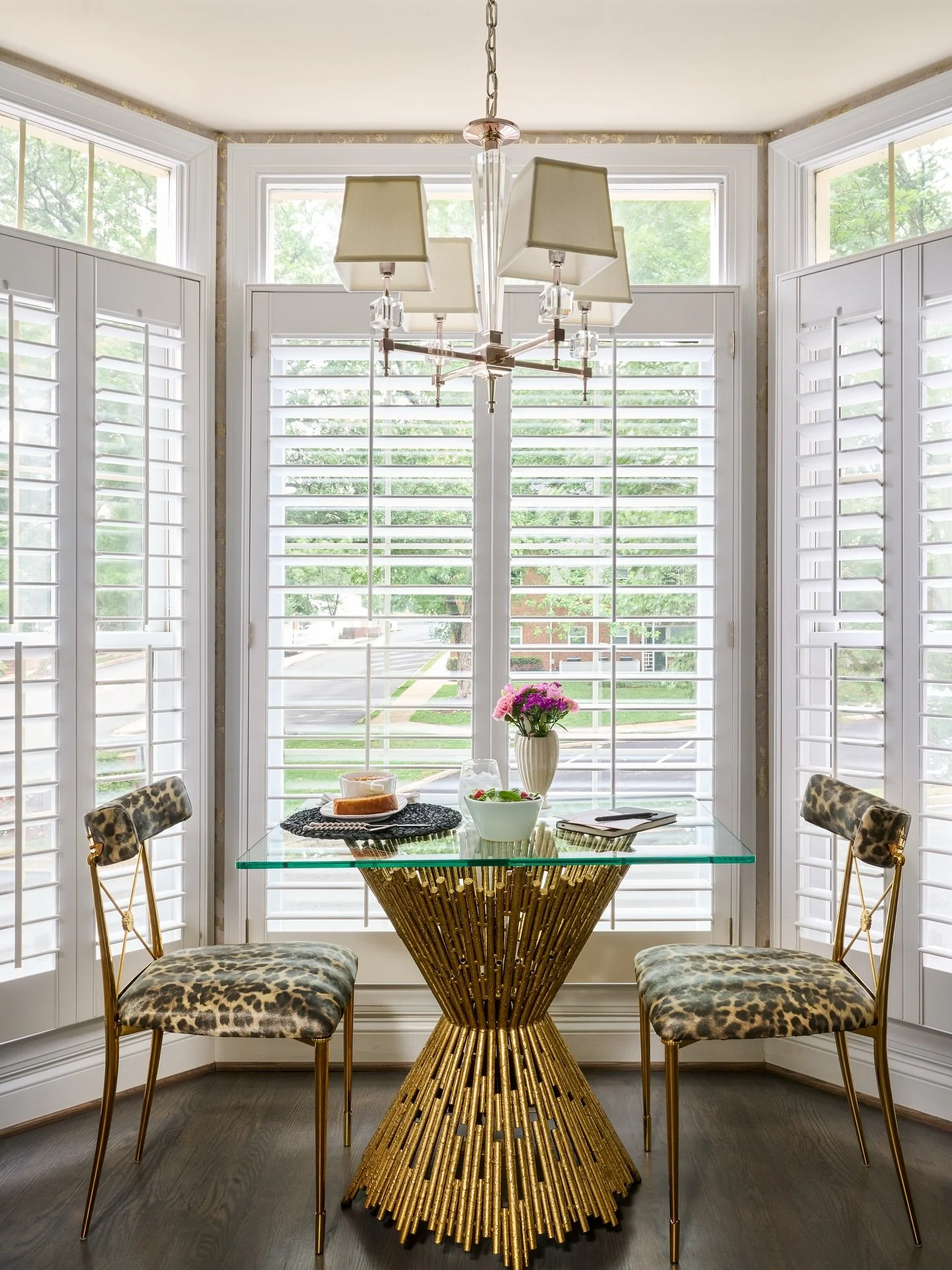 Enjoy a cozy meal for two in this intimate dining nook, where golden accents bring a touch of sophistication to every moment.

#lornagrossinteriordesign #lornagross #interiordesign #explore