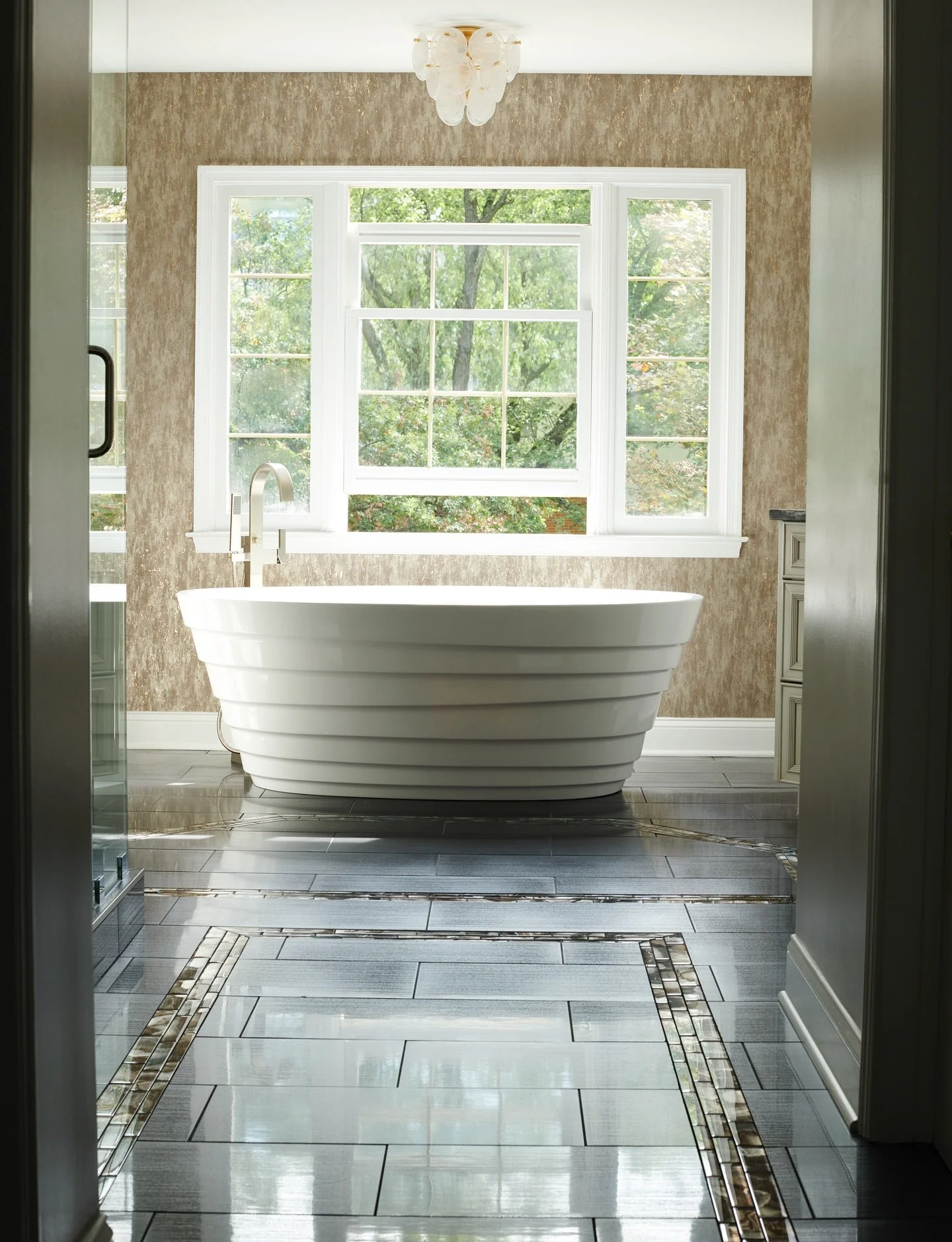 A statement bathtub and thoughtful placement can transform a bathroom into a dramatic yet calming retreat.
&bull;
&bull;
#lornagrossinteriordesign #lornagross #interiordesign #livingroom #livingroominteriordesign